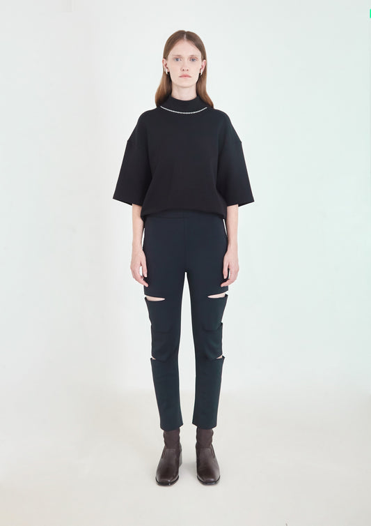 CALÇA COM RECORTES DE TK