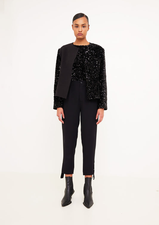 CALÇA COM DETALHE NA BARRA