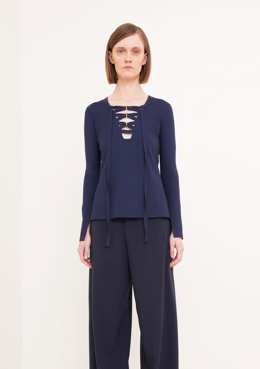 T-SHIRT COM DETALHE NO DECOTE