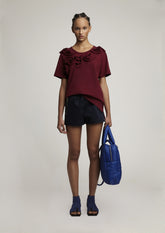 T-SHIRT DETALHE FLORES NA GOLA