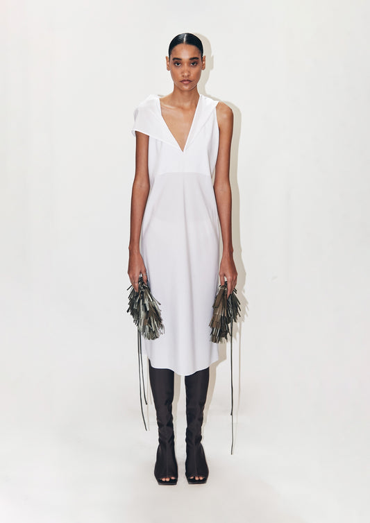 VESTIDO CURTO COM CAPUZ E RECORTE