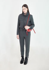 CALÇA DE GABARDINE COM DETALHE NA BARRA