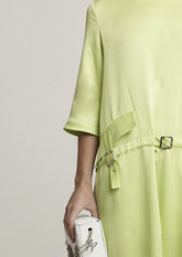 VESTIDO AMPLO COM FIVELAS