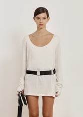 T-SHIRT COM DECOTE U