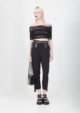 CALÇA COM DETALHE NA BARRA