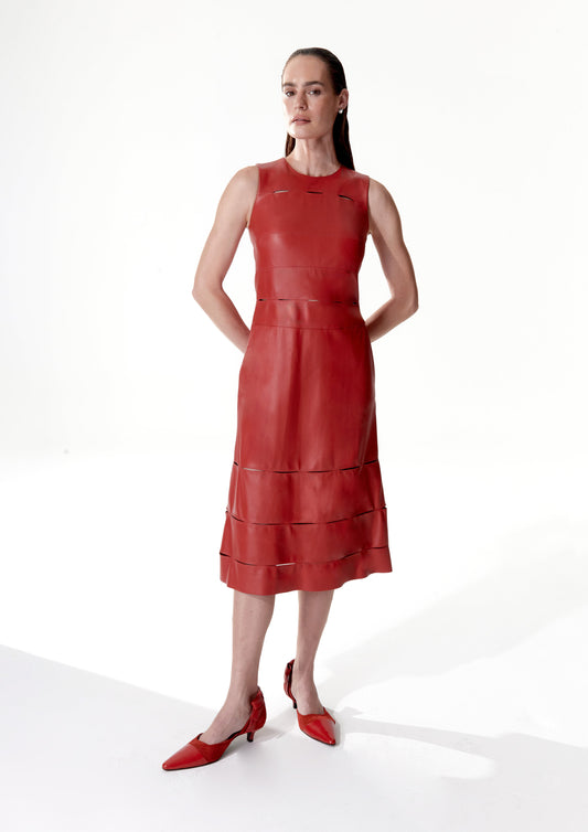 VESTIDO MIDI COM VAZADOS EM COURO