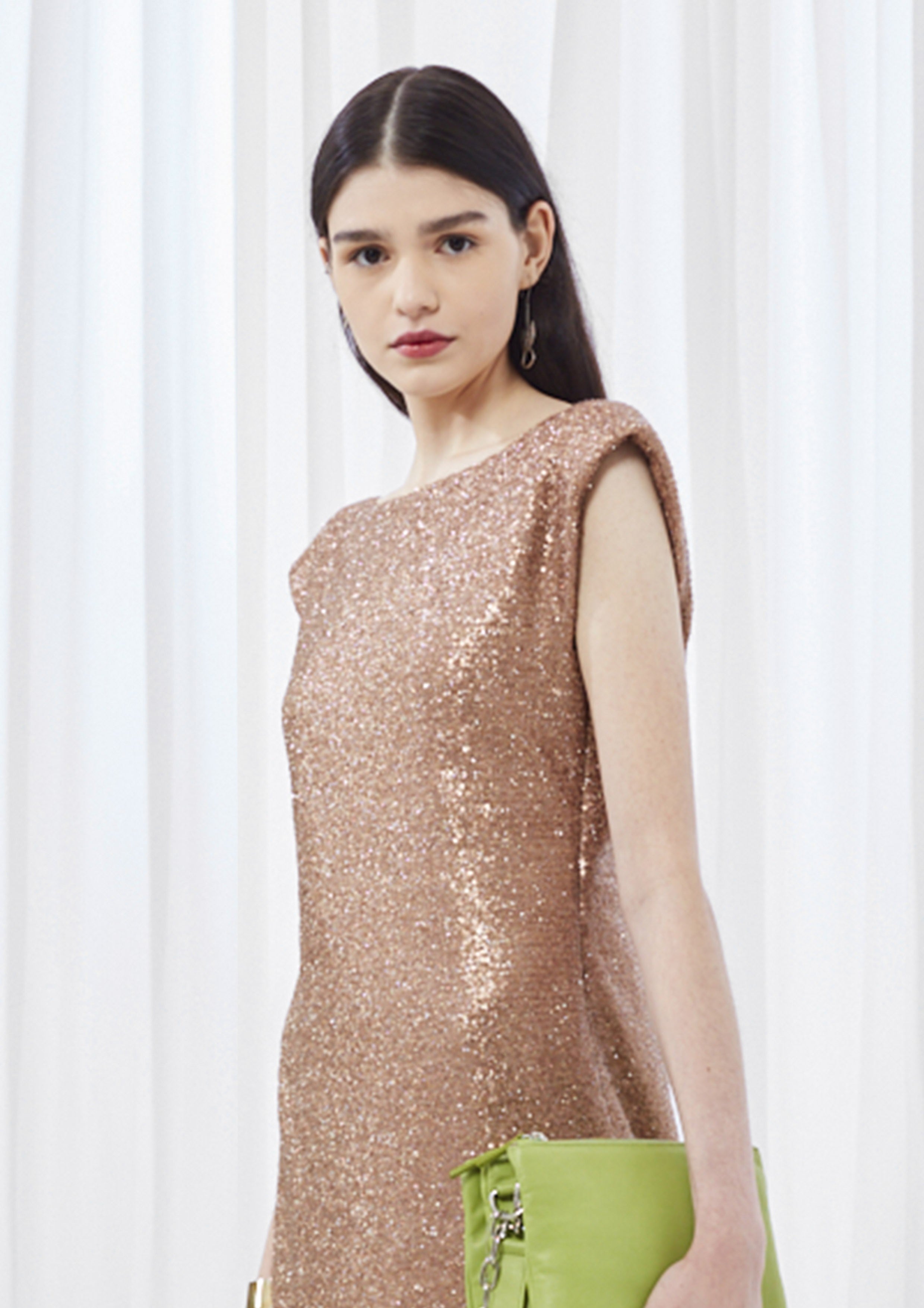 VESTIDO CURTO COM DECOTE COSTAS COM PAETÊ