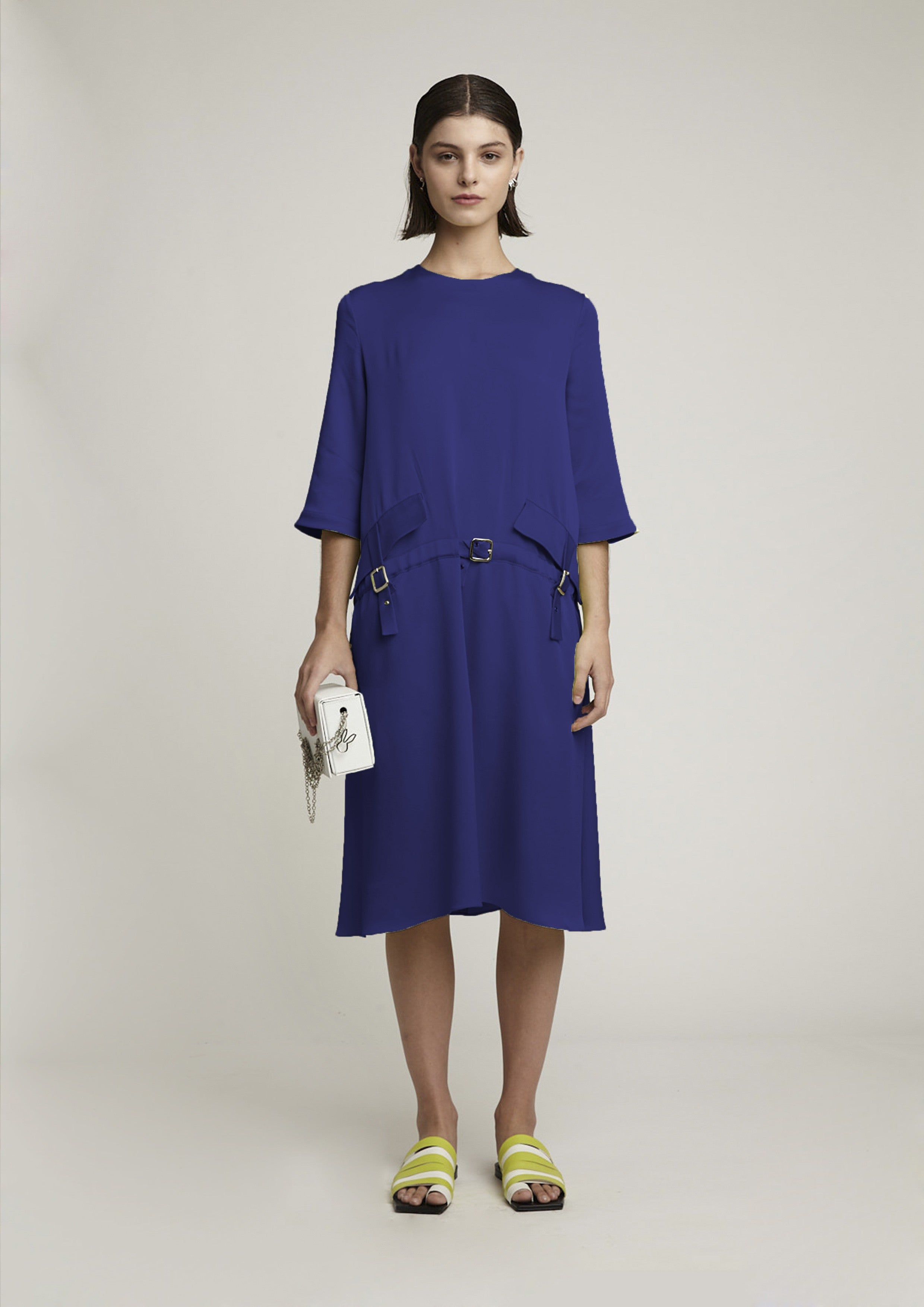 VESTIDO AMPLO COM FIVELAS