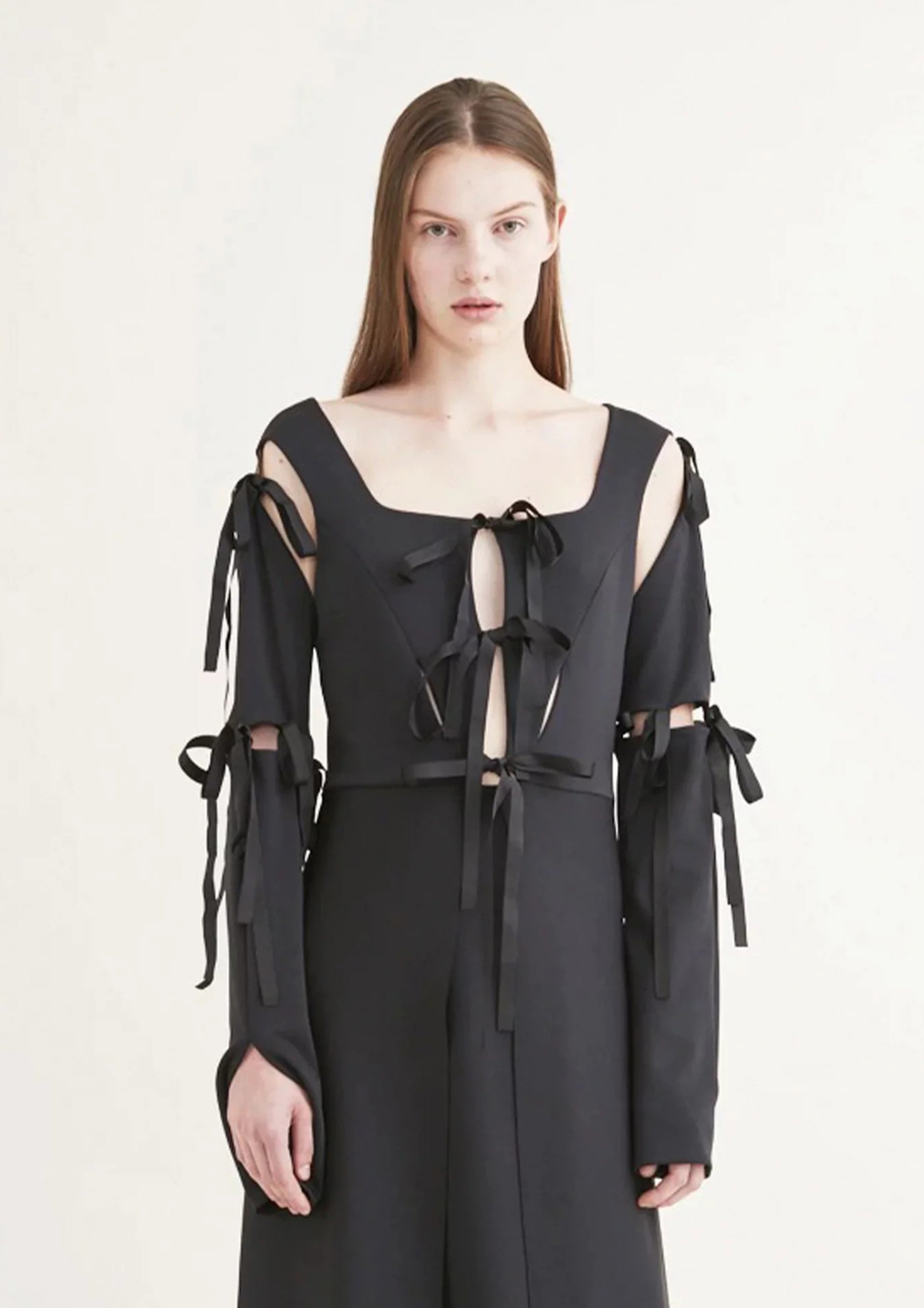 VESTIDO COM LAÇOS E RECORTES