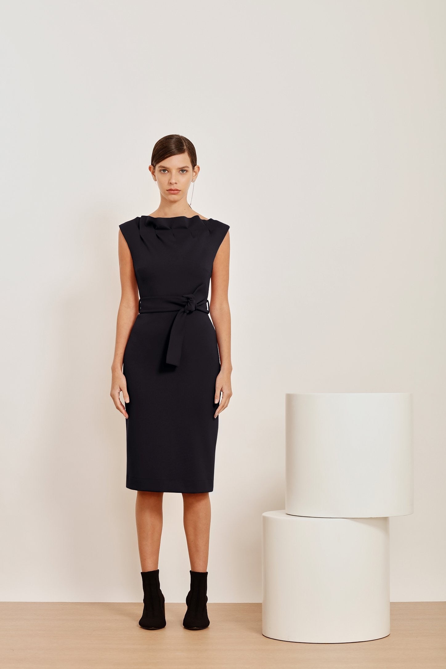 VESTIDO COM PREGA NO DECOTE