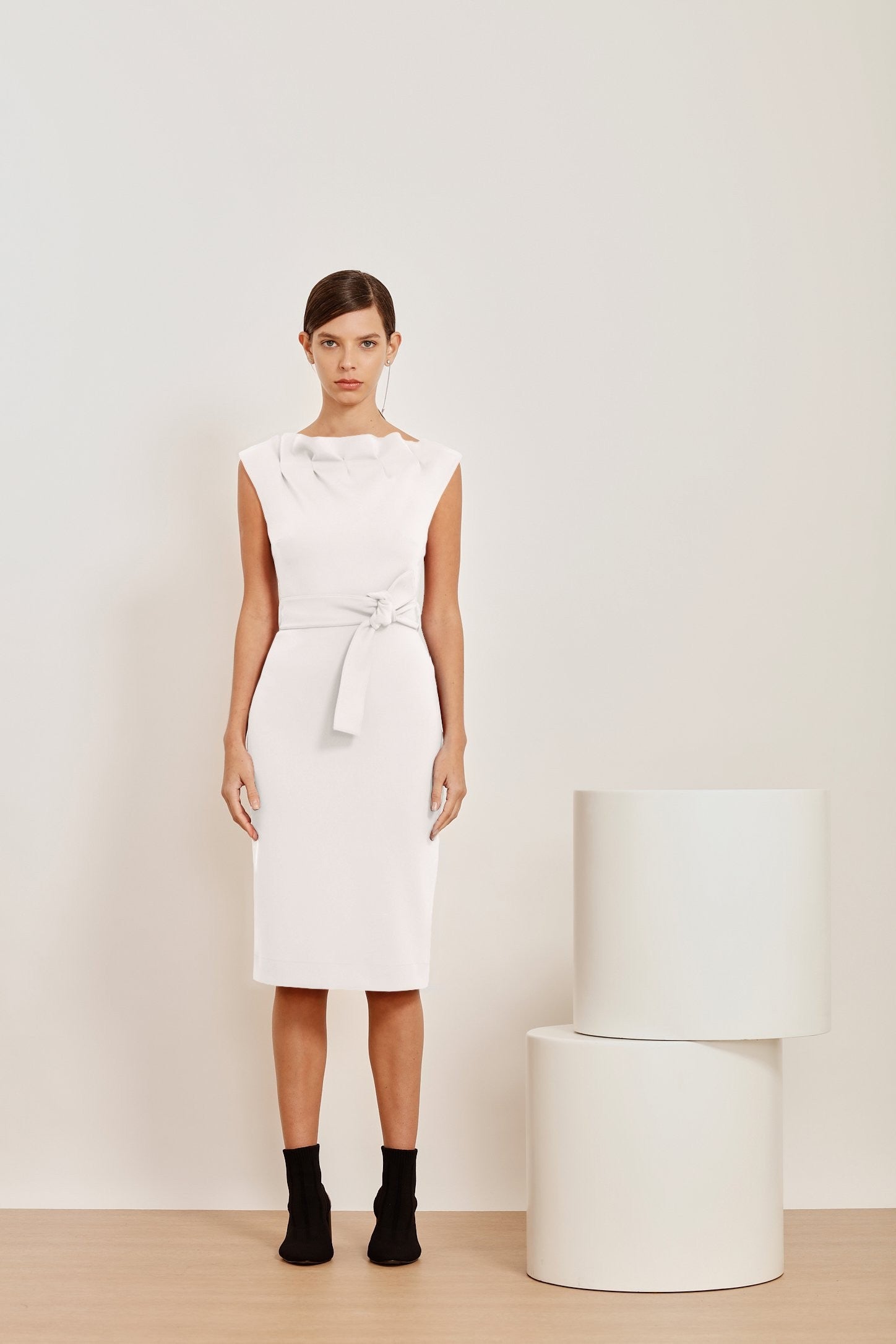 VESTIDO COM PREGA NO DECOTE