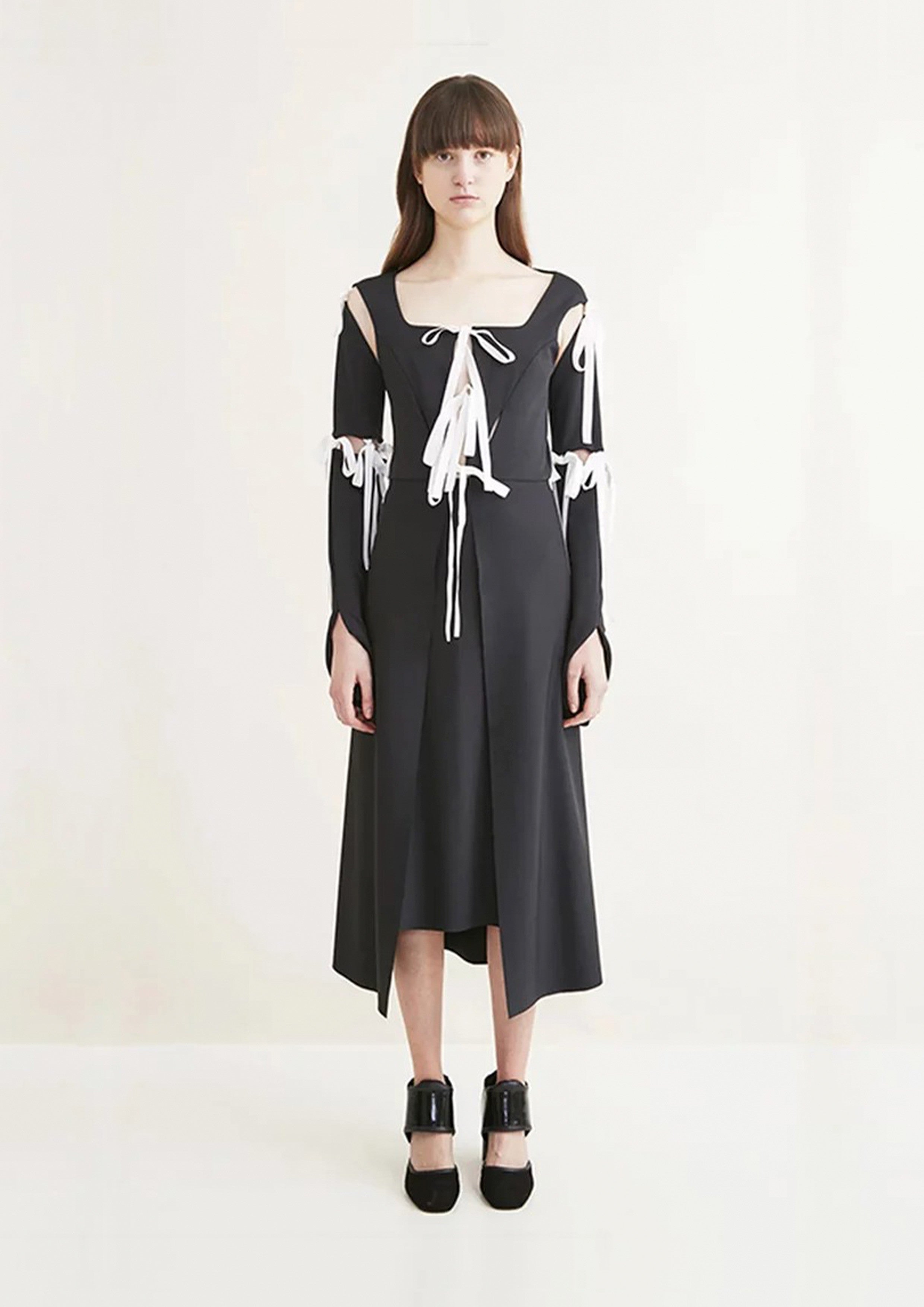 VESTIDO CURTO COM LAÇOS