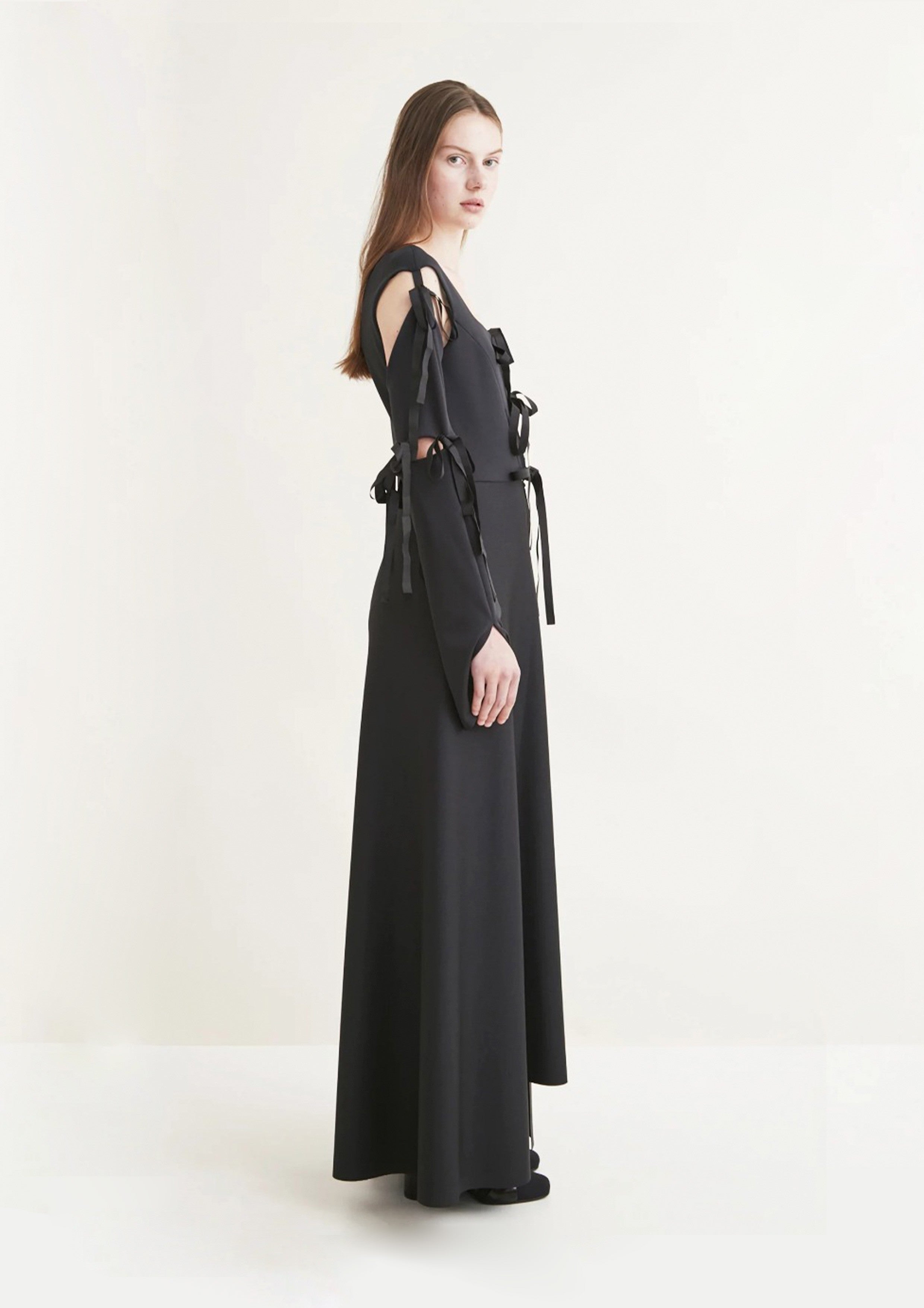 VESTIDO COM LAÇOS E RECORTES