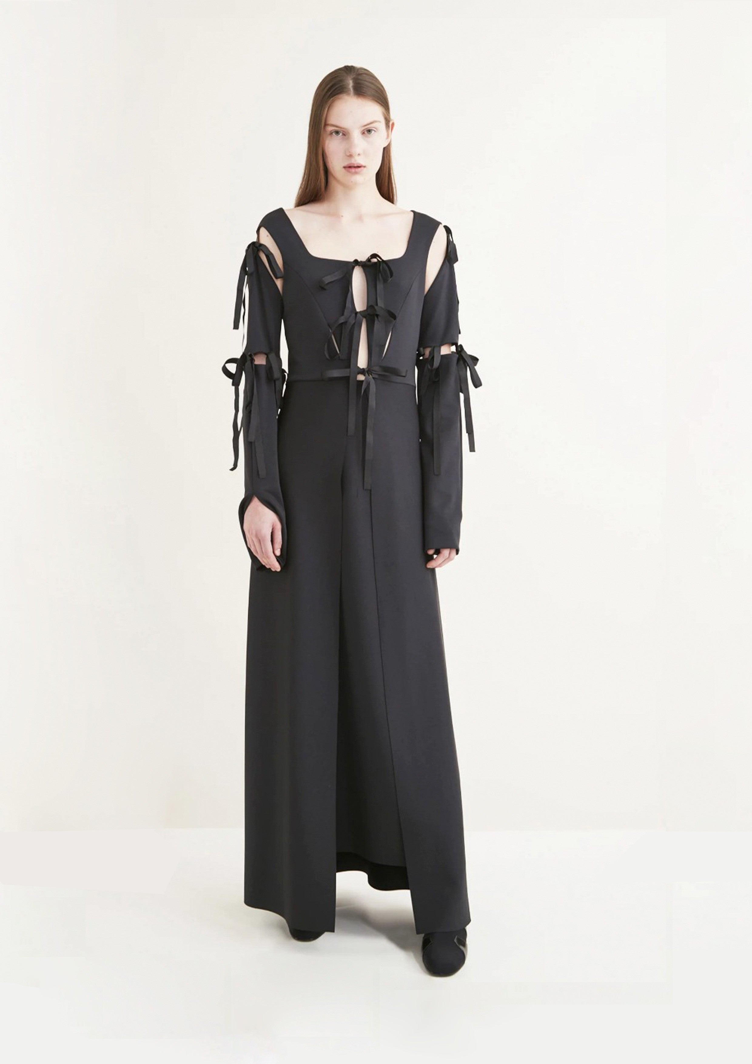 VESTIDO COM LAÇOS E RECORTES
