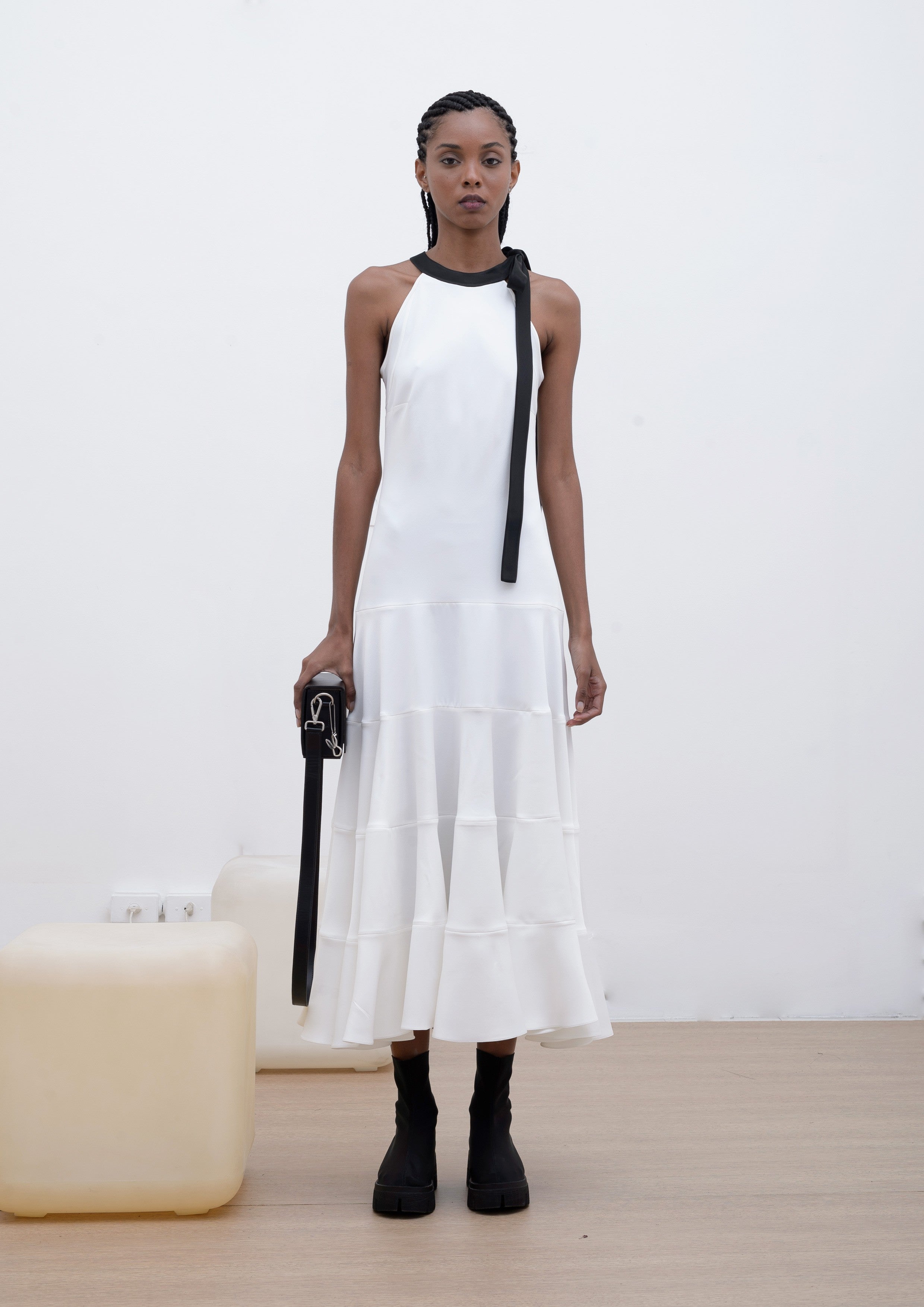 VESTIDO CURTO COM FAIXA DE ACETATO