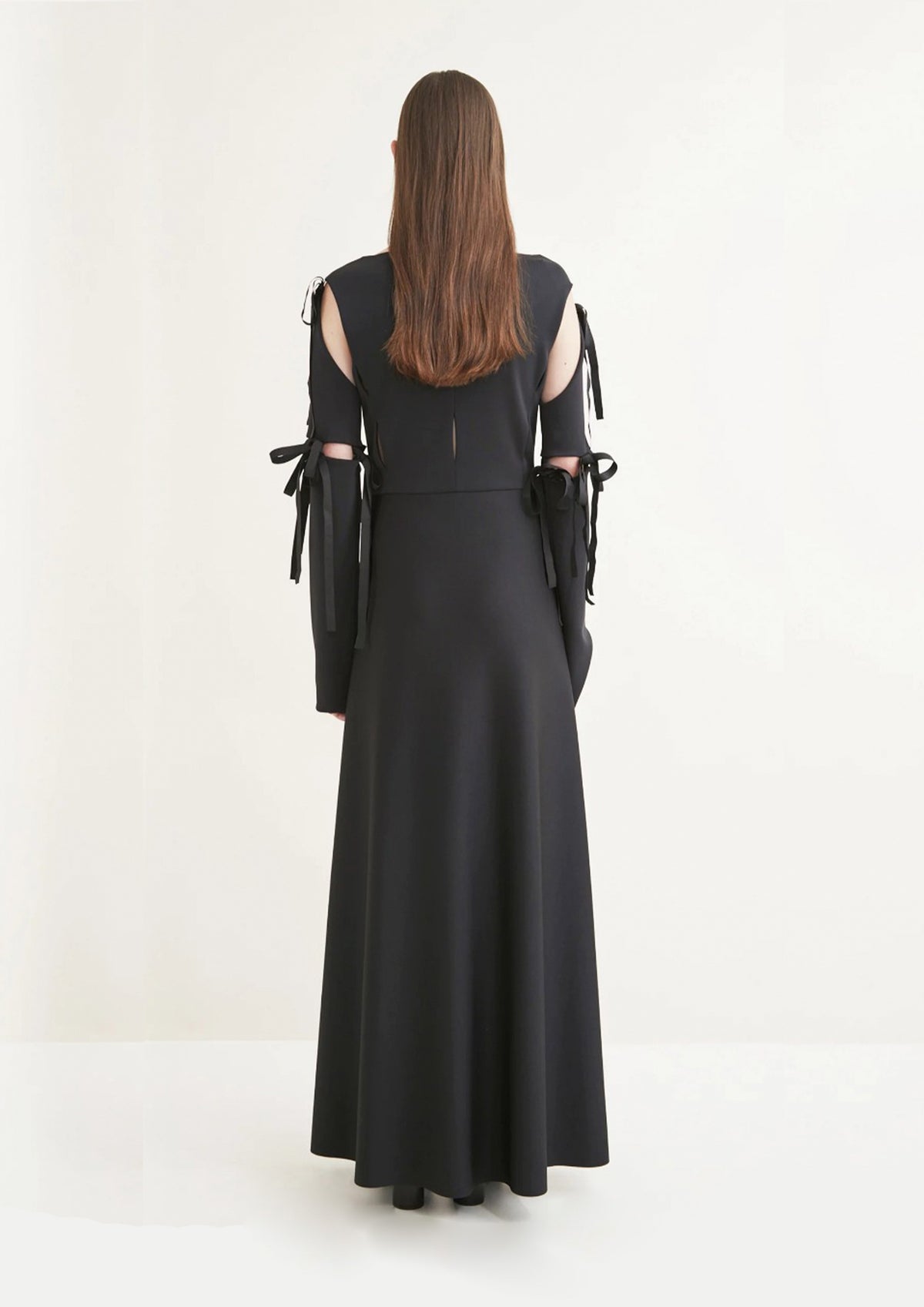 VESTIDO COM LAÇOS E RECORTES