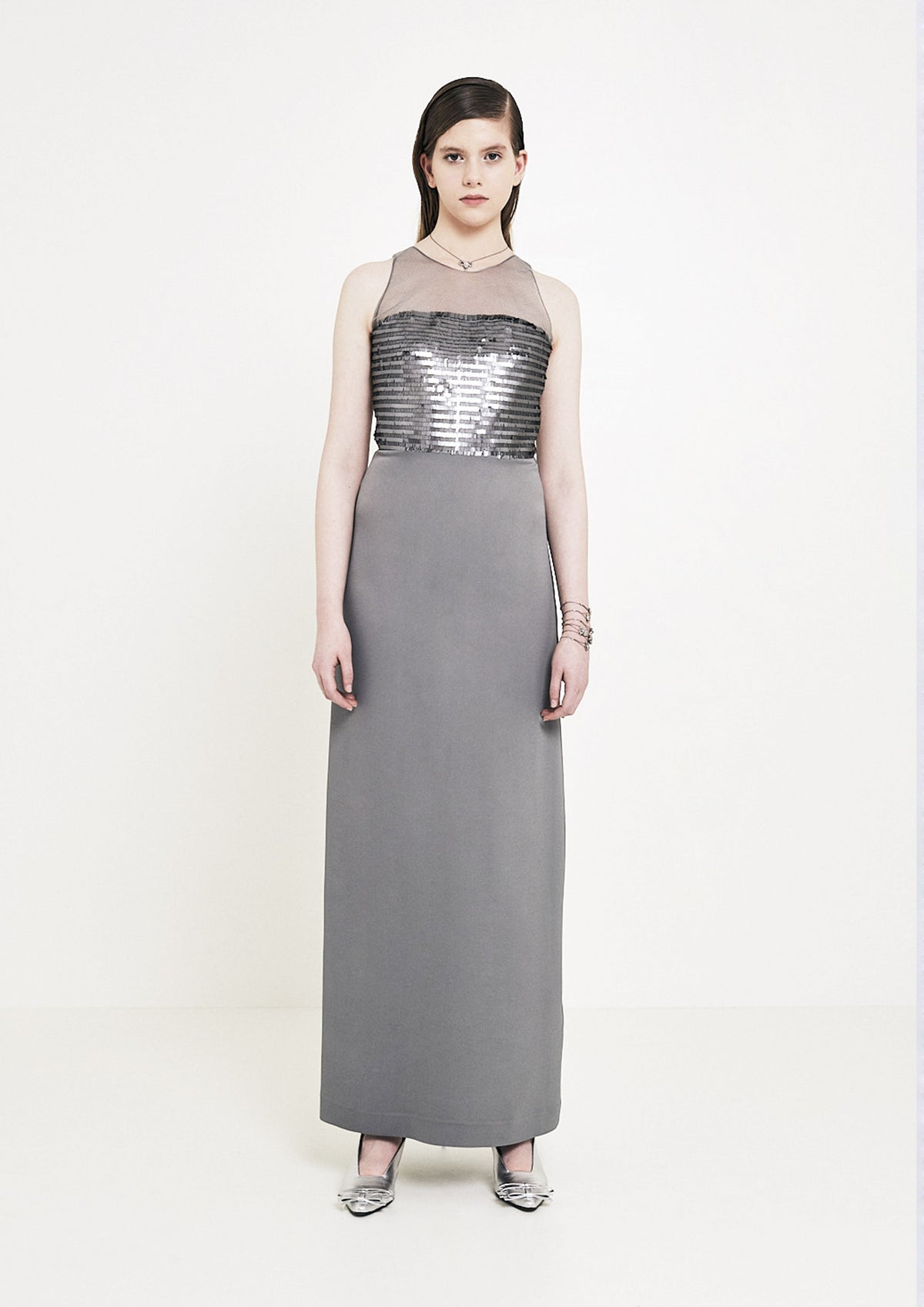 VESTIDO DE CREPE COM DETALHE DE PAETÊ