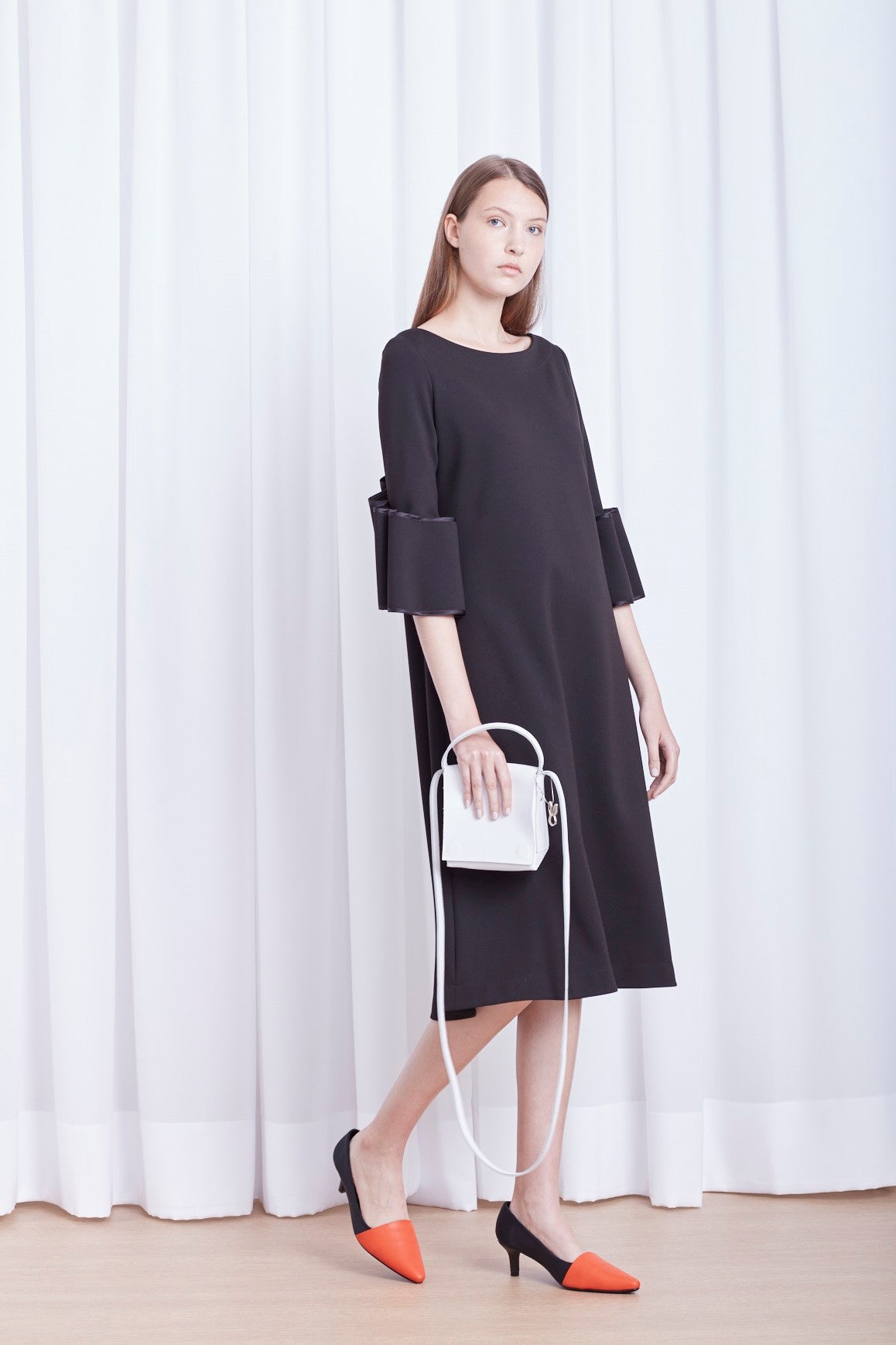 SCARPIN DE FESTA NEOPRENE E COURO