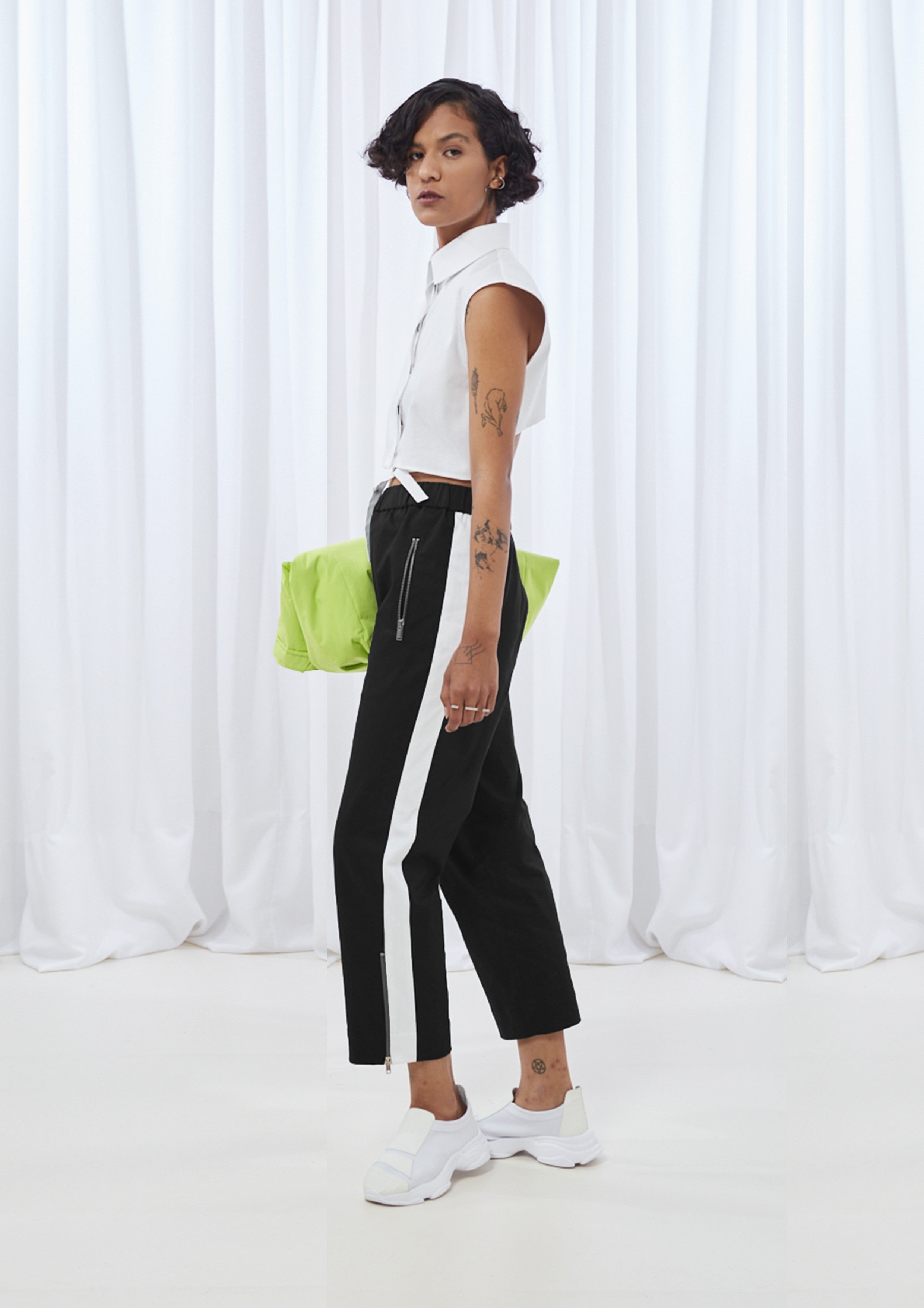 CALÇA RETA COM FAIXA LATERAL