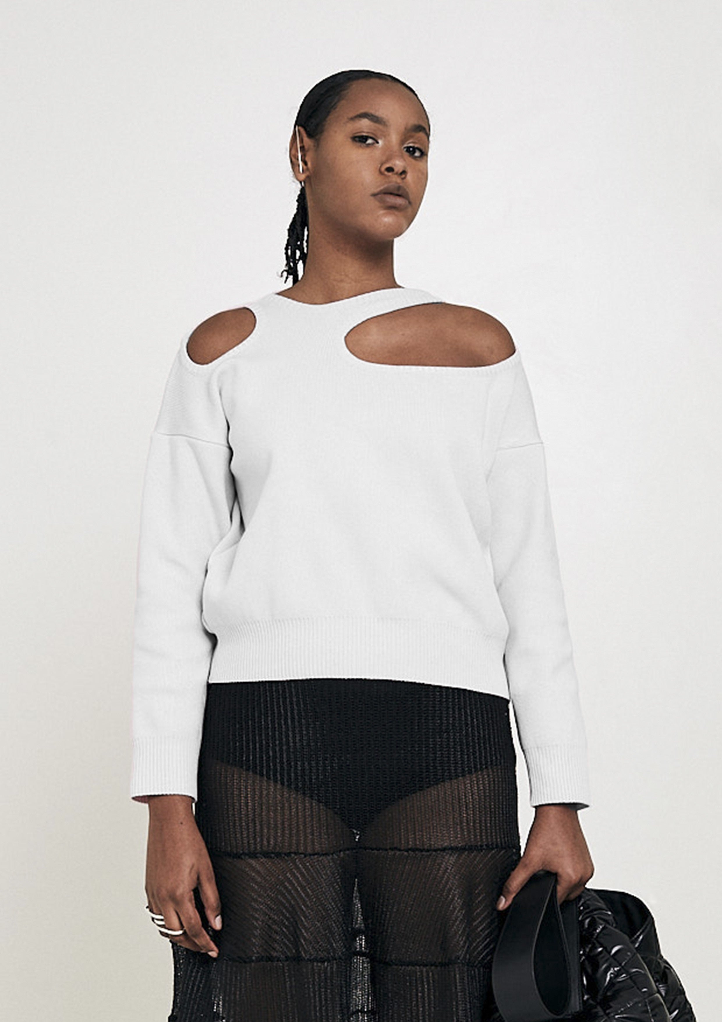 TRICOT COM OMBRO VAZADO
