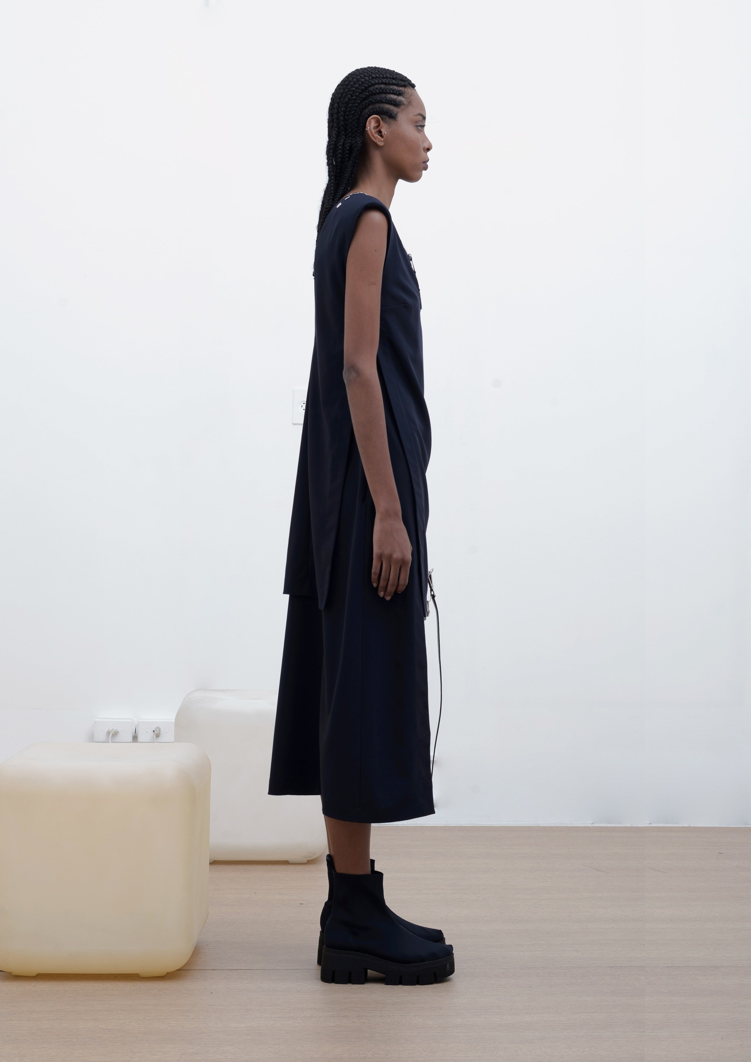 VESTIDO COM FENDA BORDADO