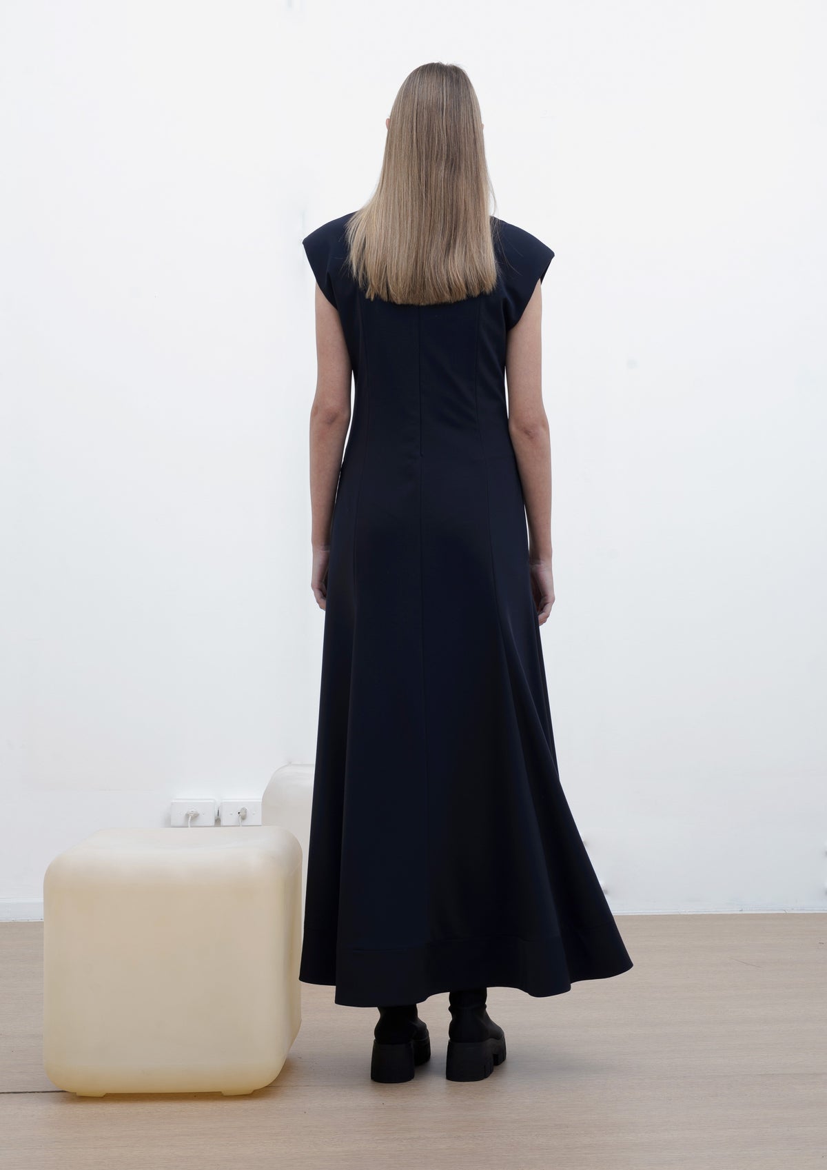 VESTIDO LONGO COM OMBREIRO BORDADO TIMELLES