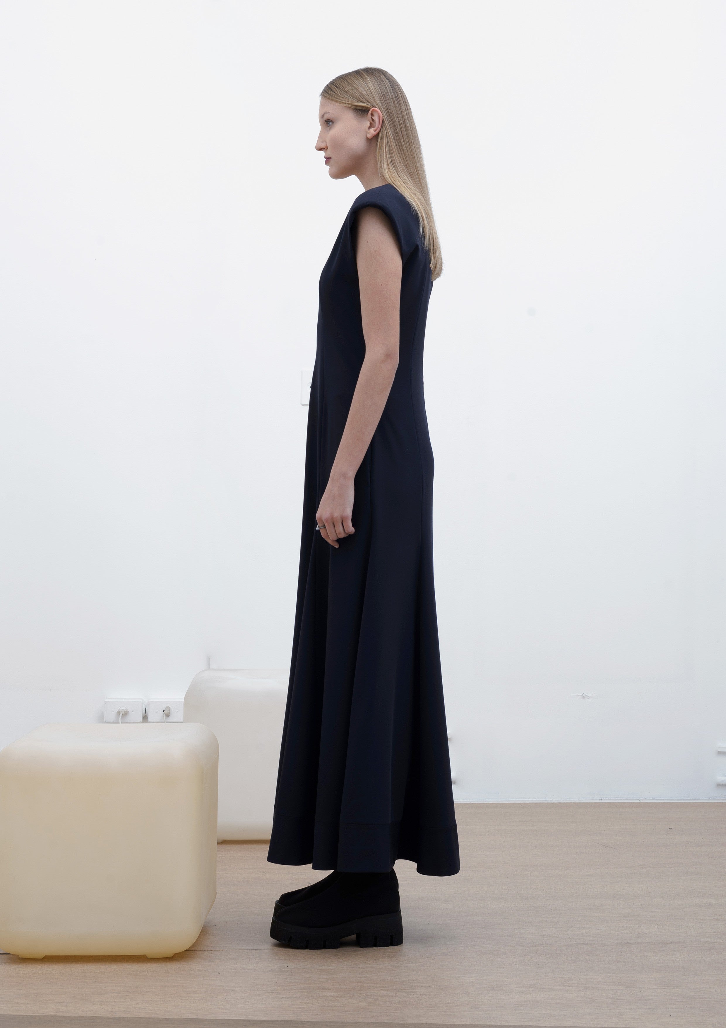 VESTIDO LONGO COM OMBREIRO BORDADO TIMELLES