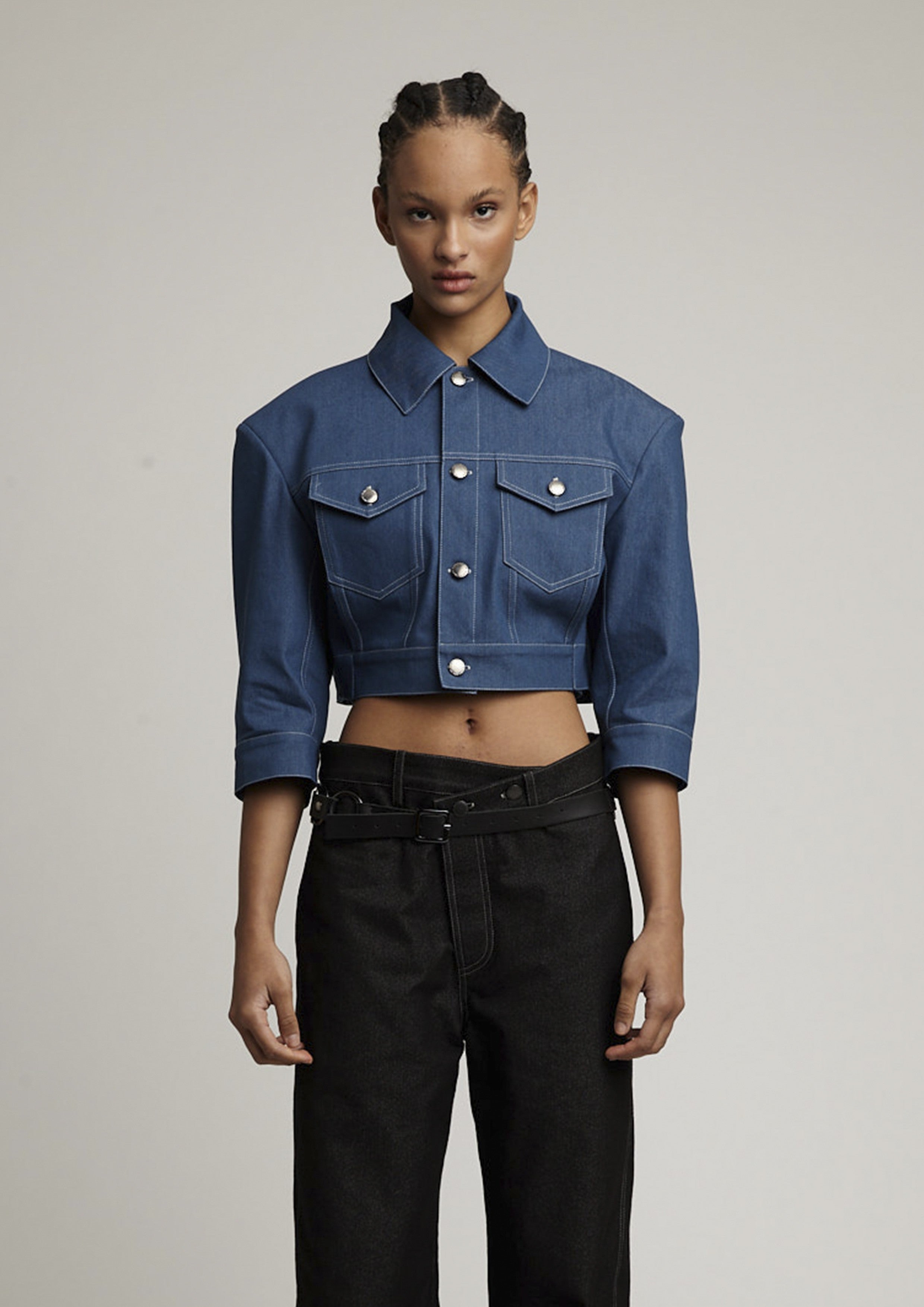JAQUETA CROPPED DE SARJA JEANS