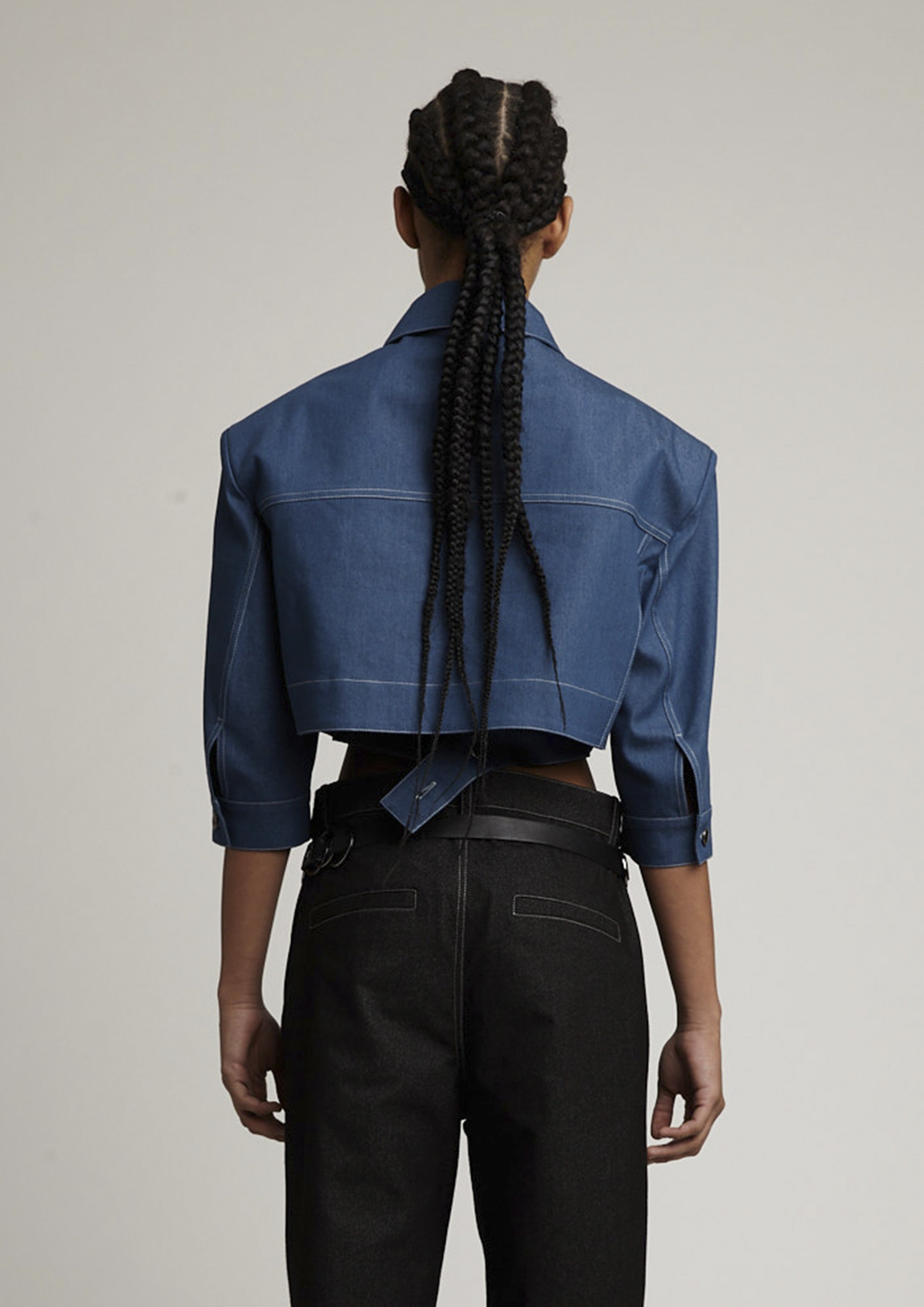 JAQUETA CROPPED DE SARJA JEANS