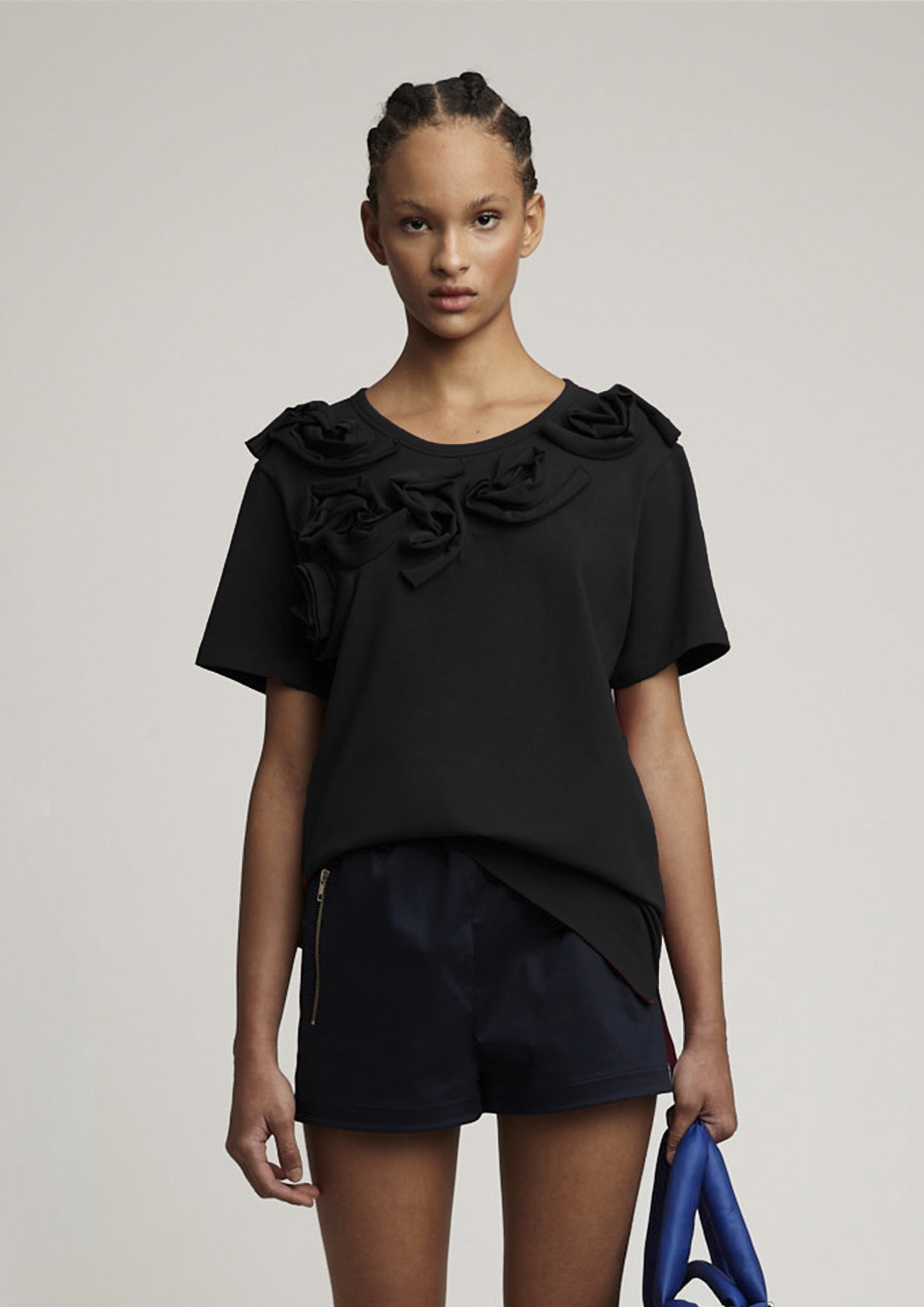 T-SHIRT DETALHE FLORES NA GOLA