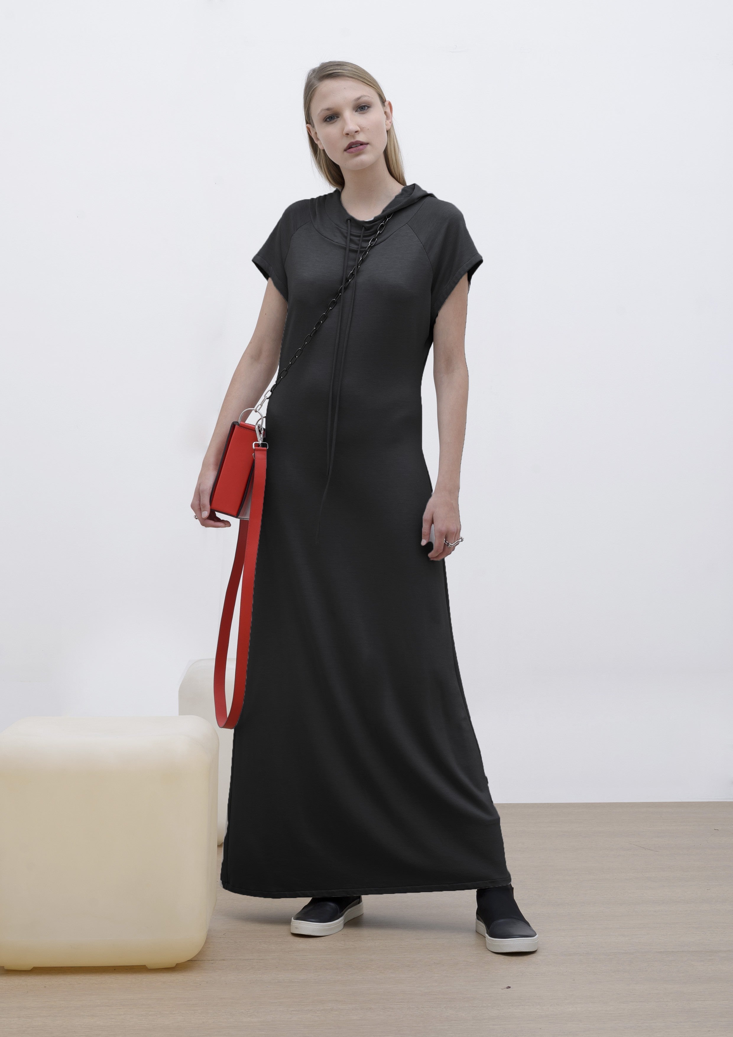 VESTIDO MALHA COM CAPUZ