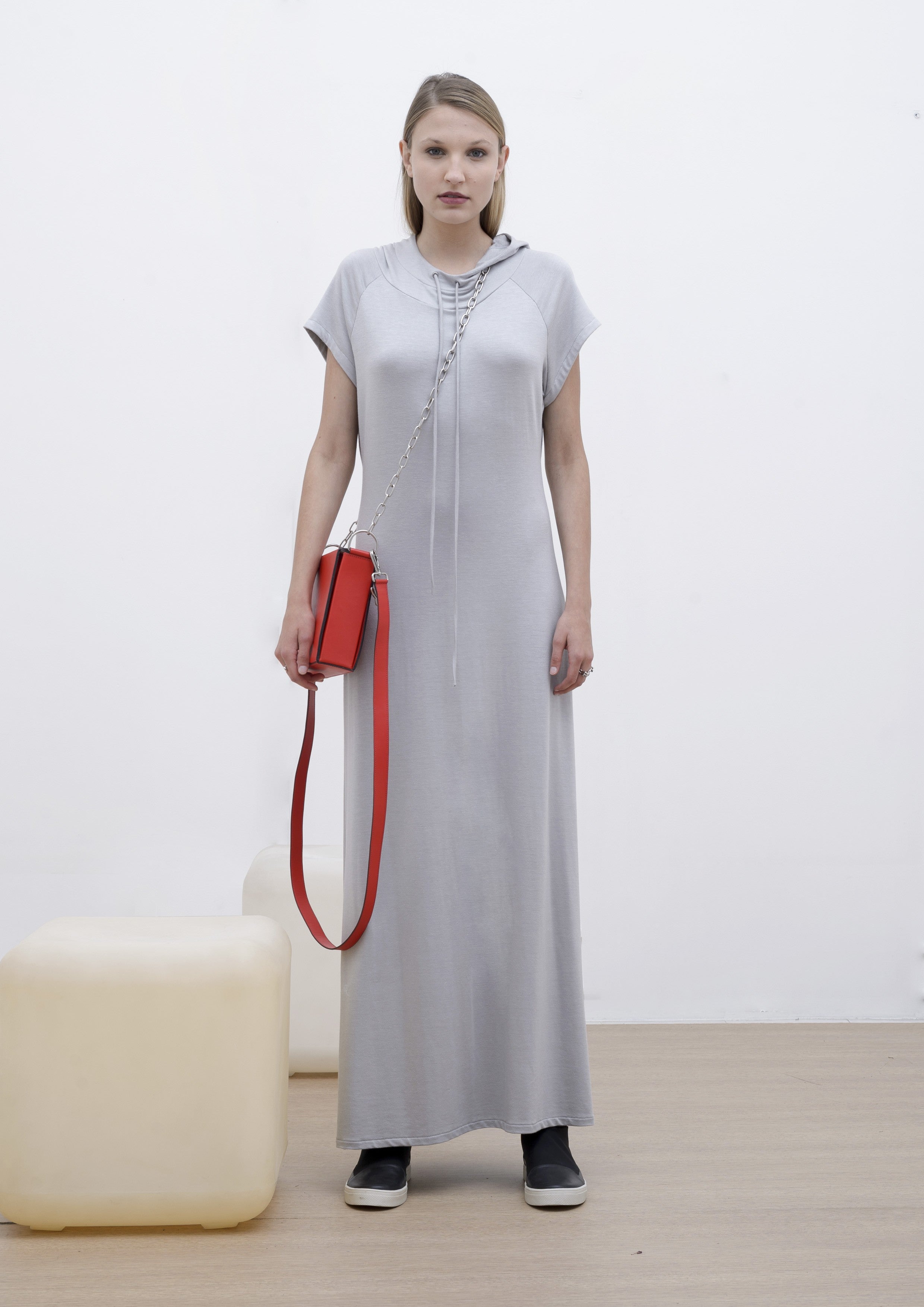 VESTIDO MALHA COM CAPUZ