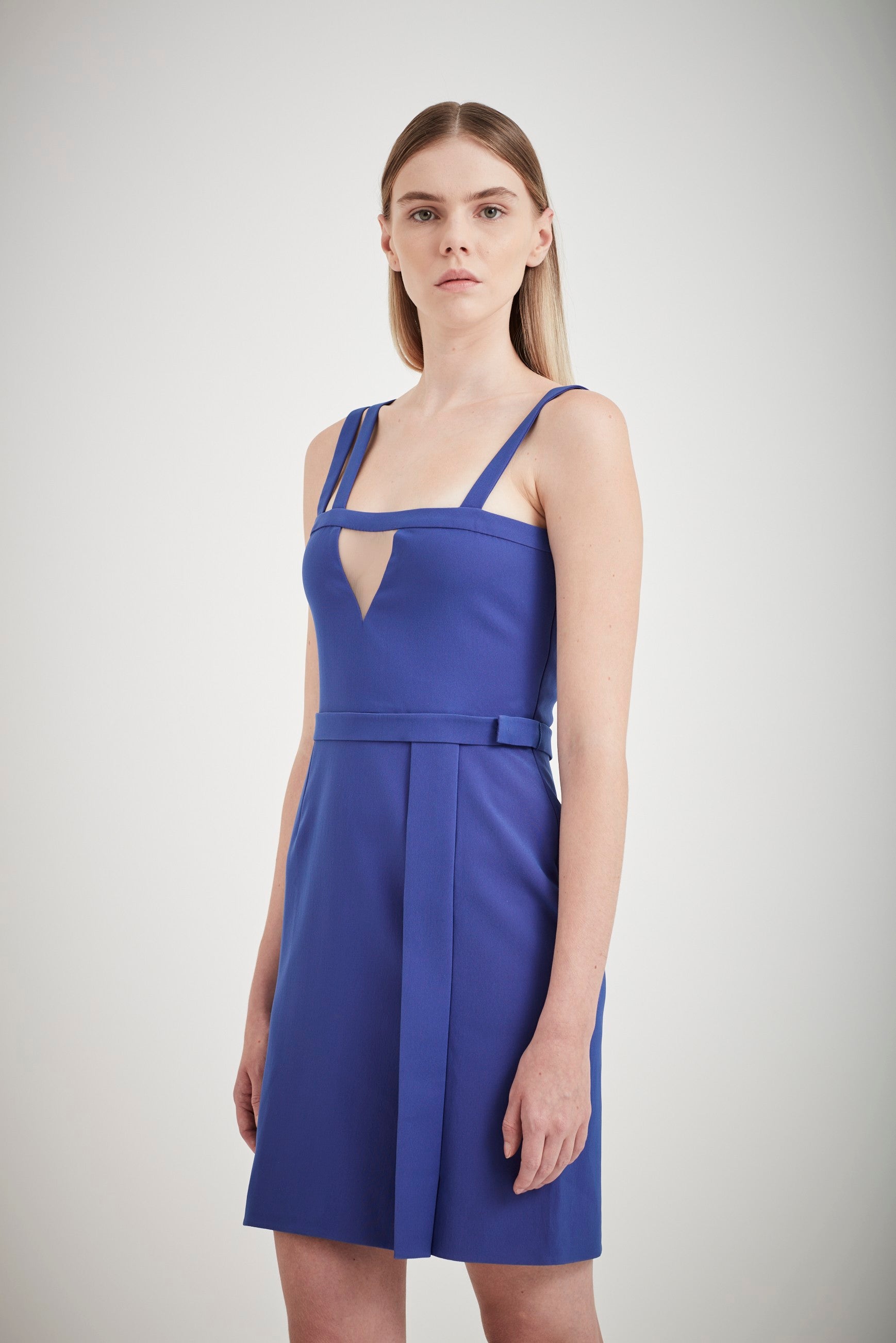 VESTIDO CURTO COM TRÊS ALÇAS DE CETIM