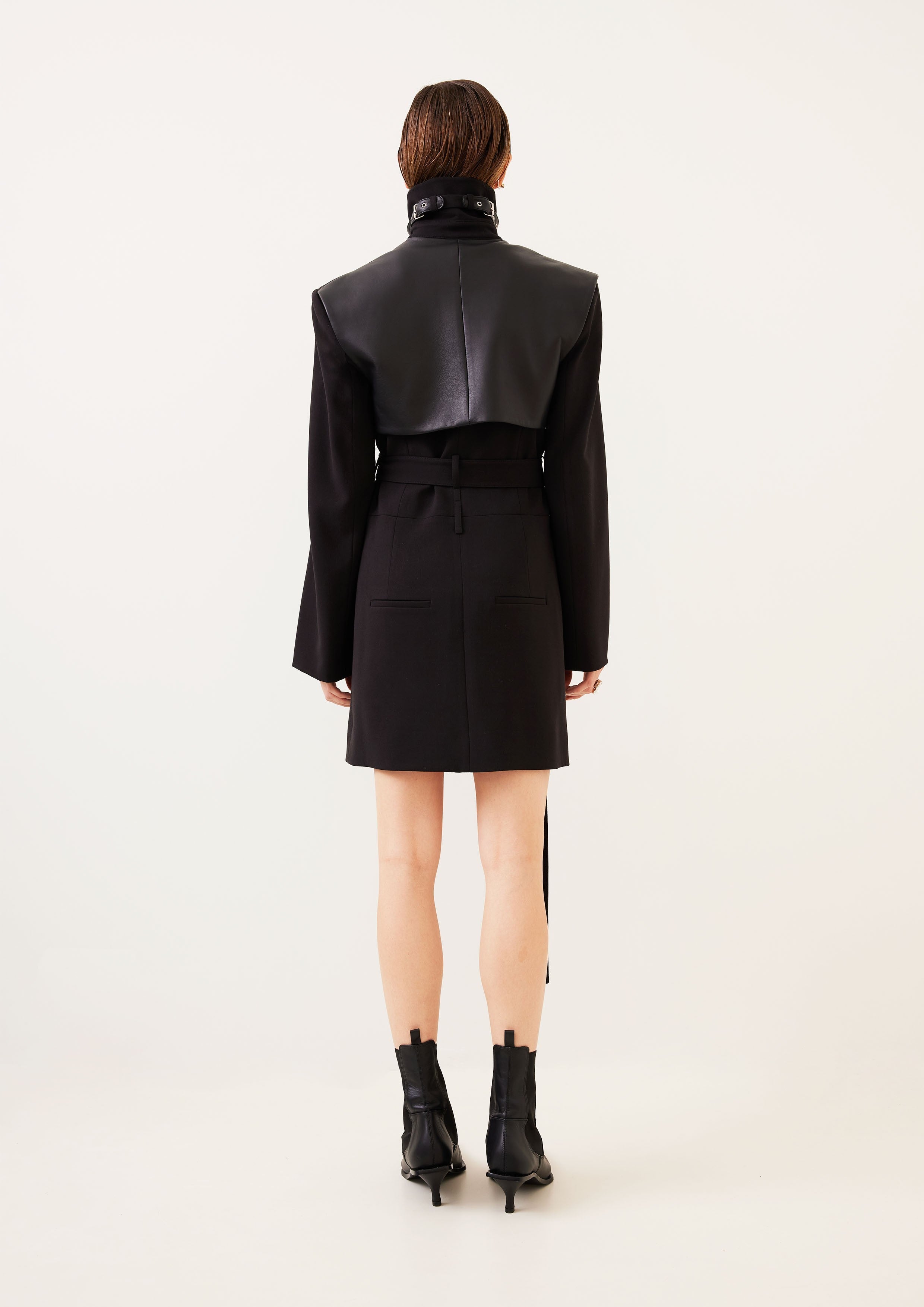 CAPA DETALHE COURO COM MANGA FENDIDA