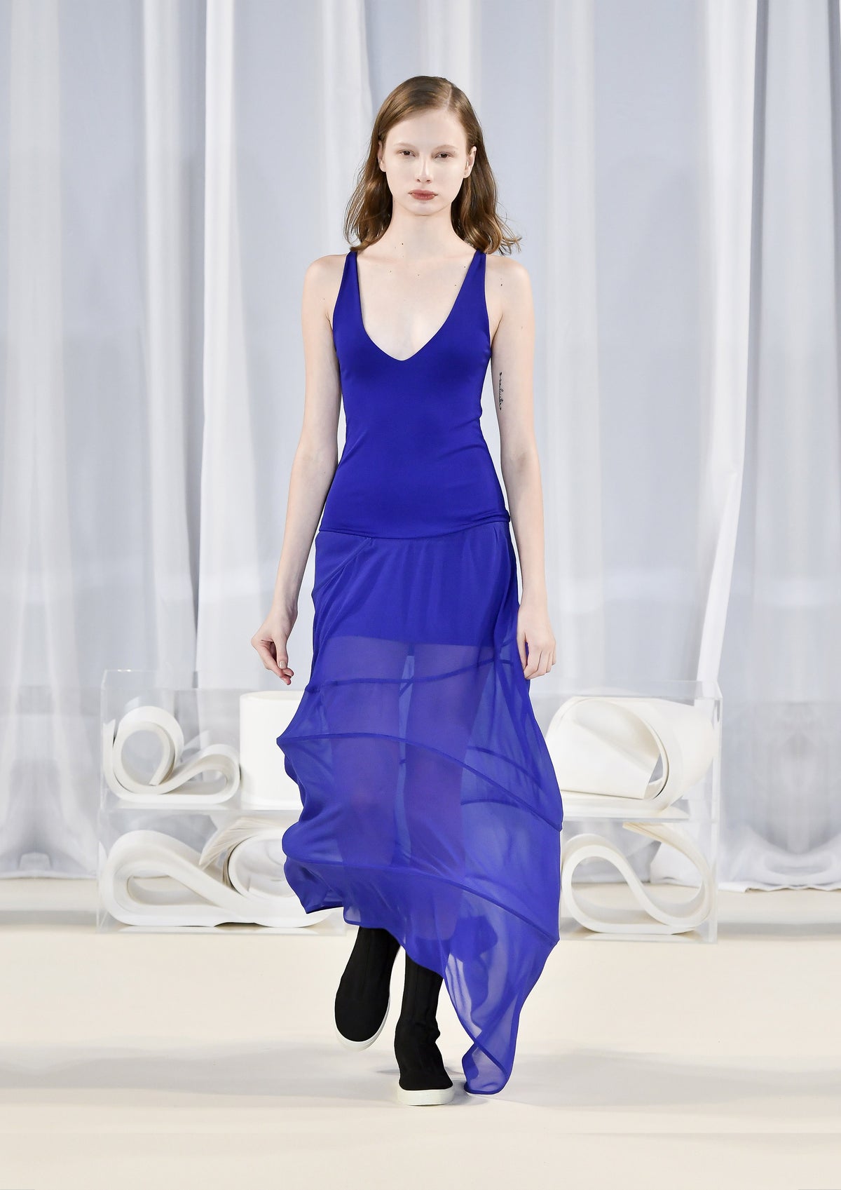 VESTIDO LONGO COM ARMAÇÃO NA SAIA