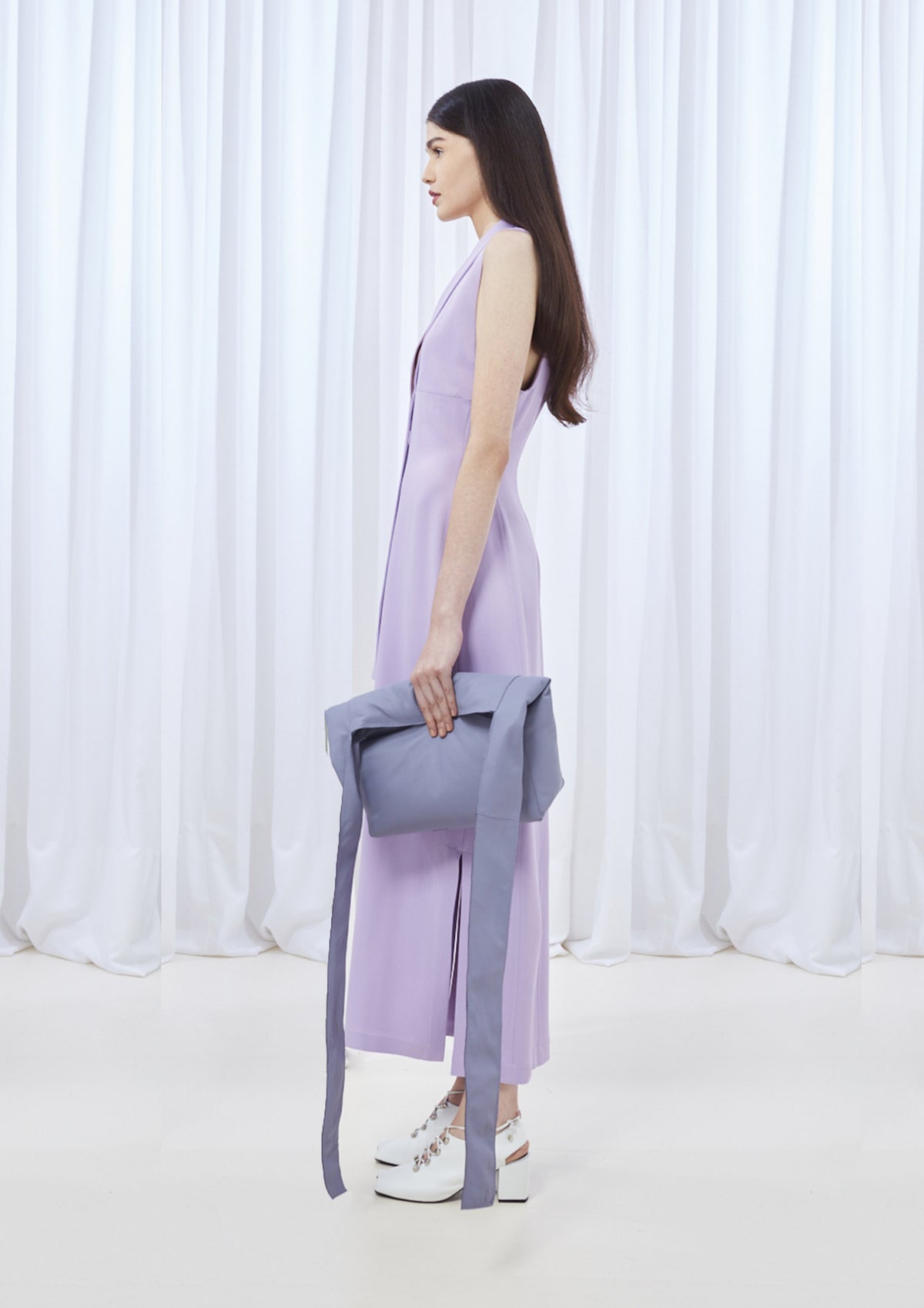 VESTIDO LONGO COM FENDA E DECOTE DE CHIFFON