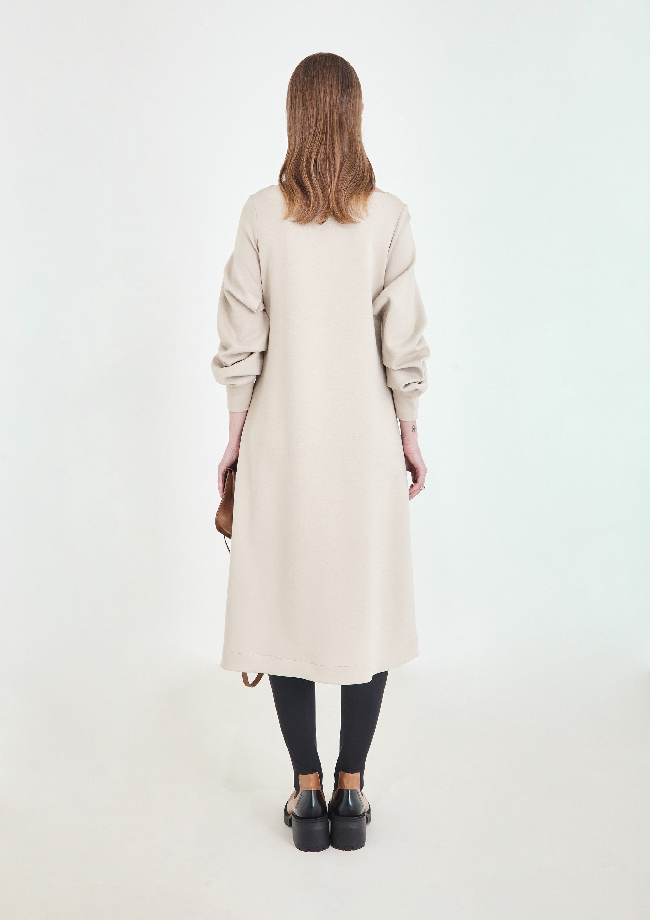 VESTIDO LINHA A COM MANGAS PREGADAS