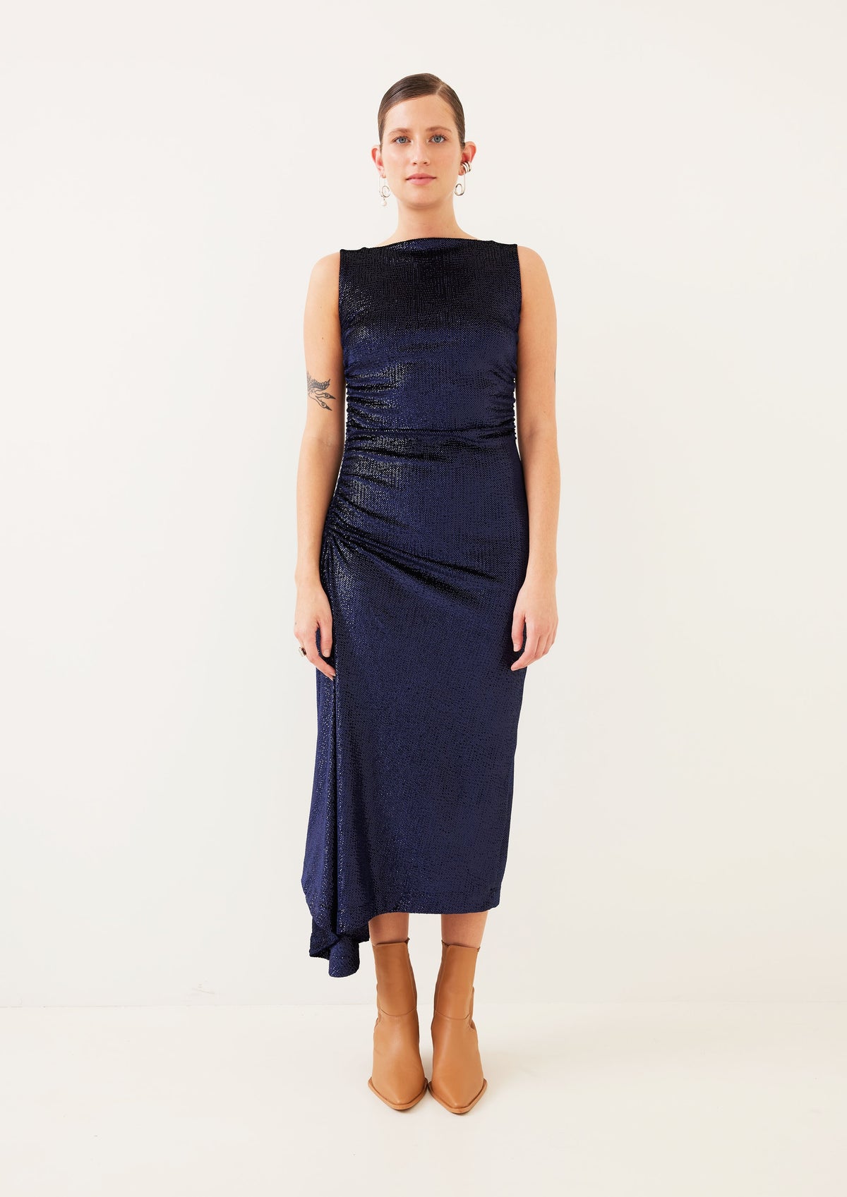 VESTIDO DECOTE ASSIMÉTRICO COM FRANZIDO