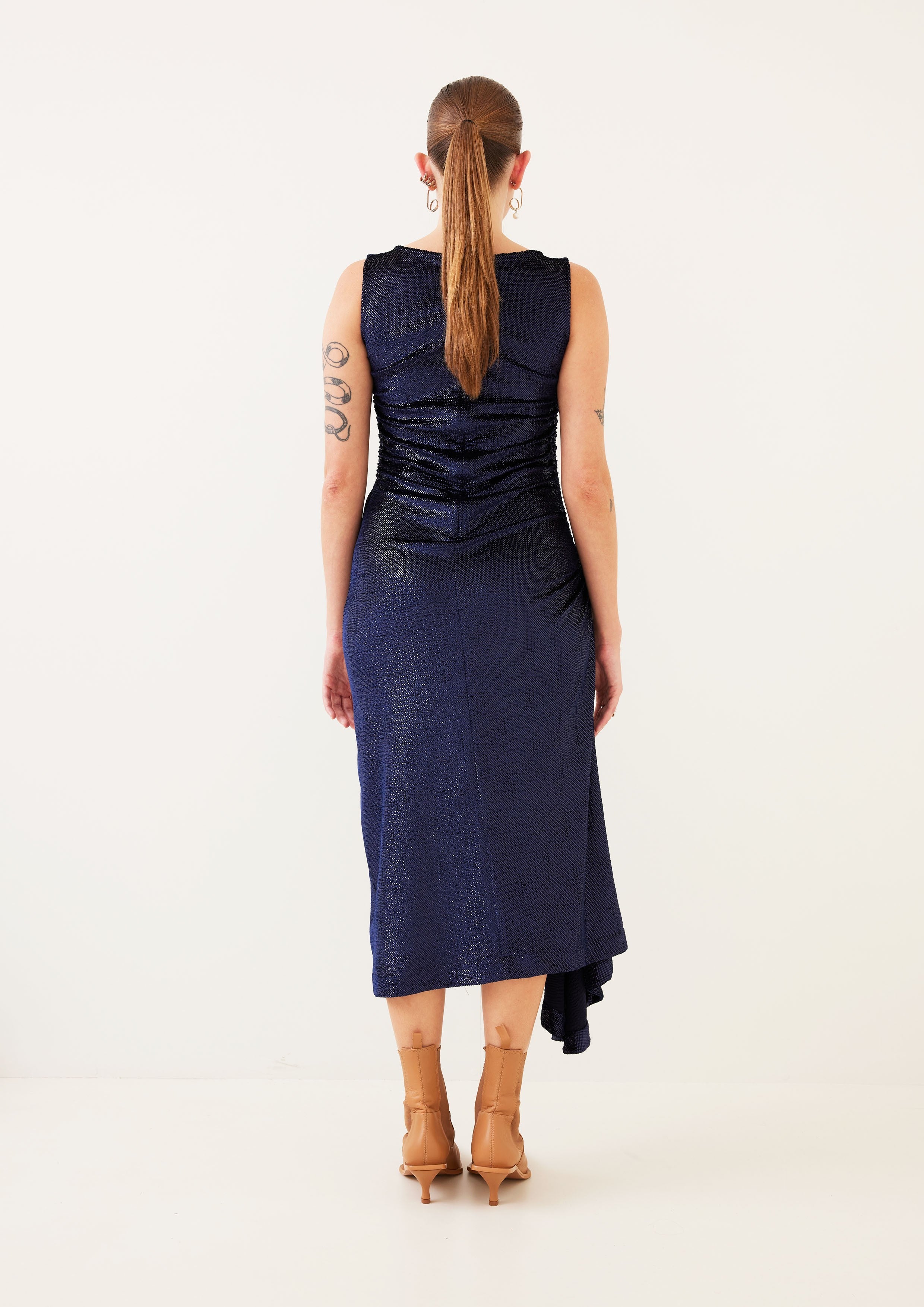 VESTIDO DECOTE ASSIMÉTRICO COM FRANZIDO