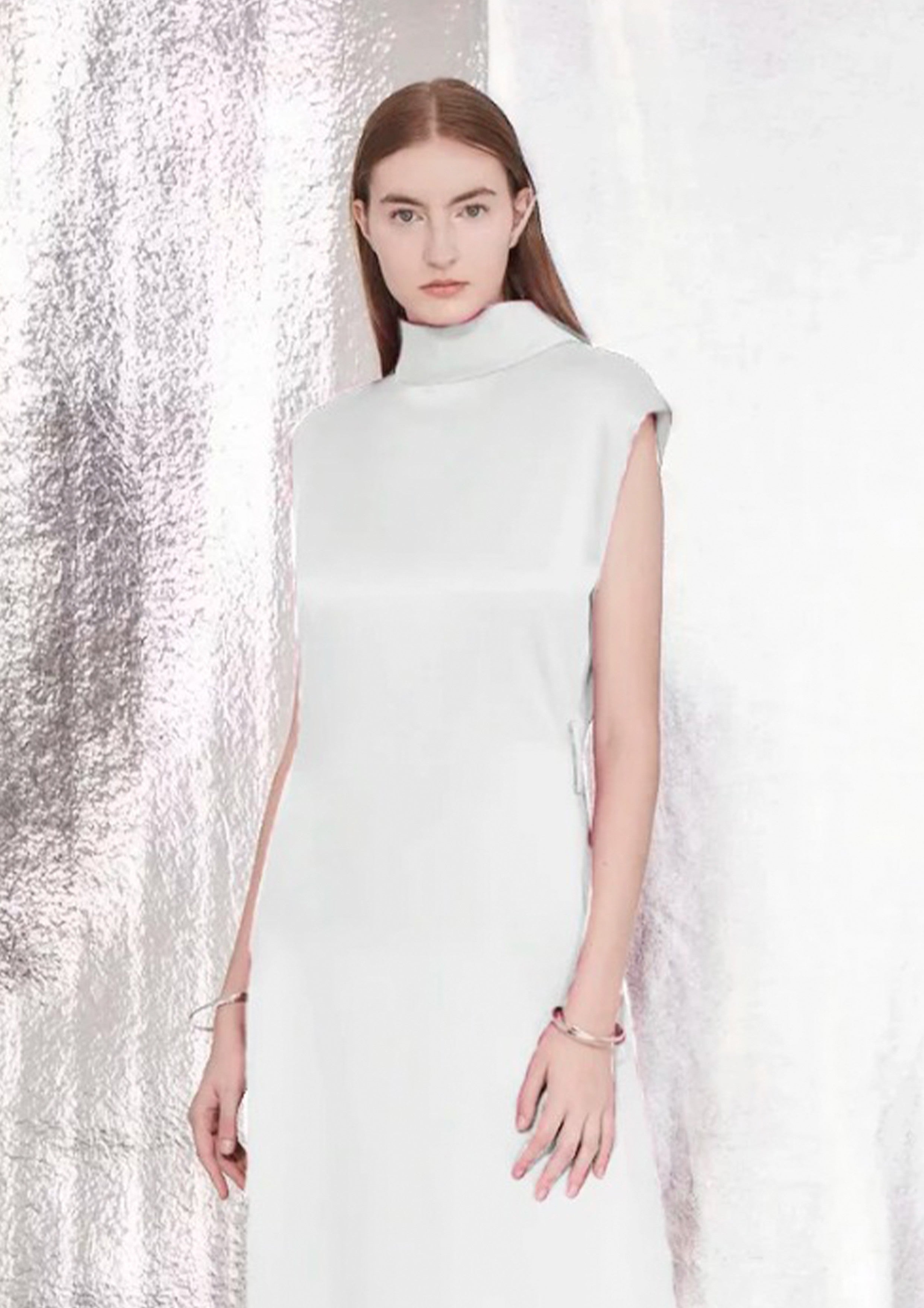 VESTIDO LONGO GOLA ALTA E OMBREIRA