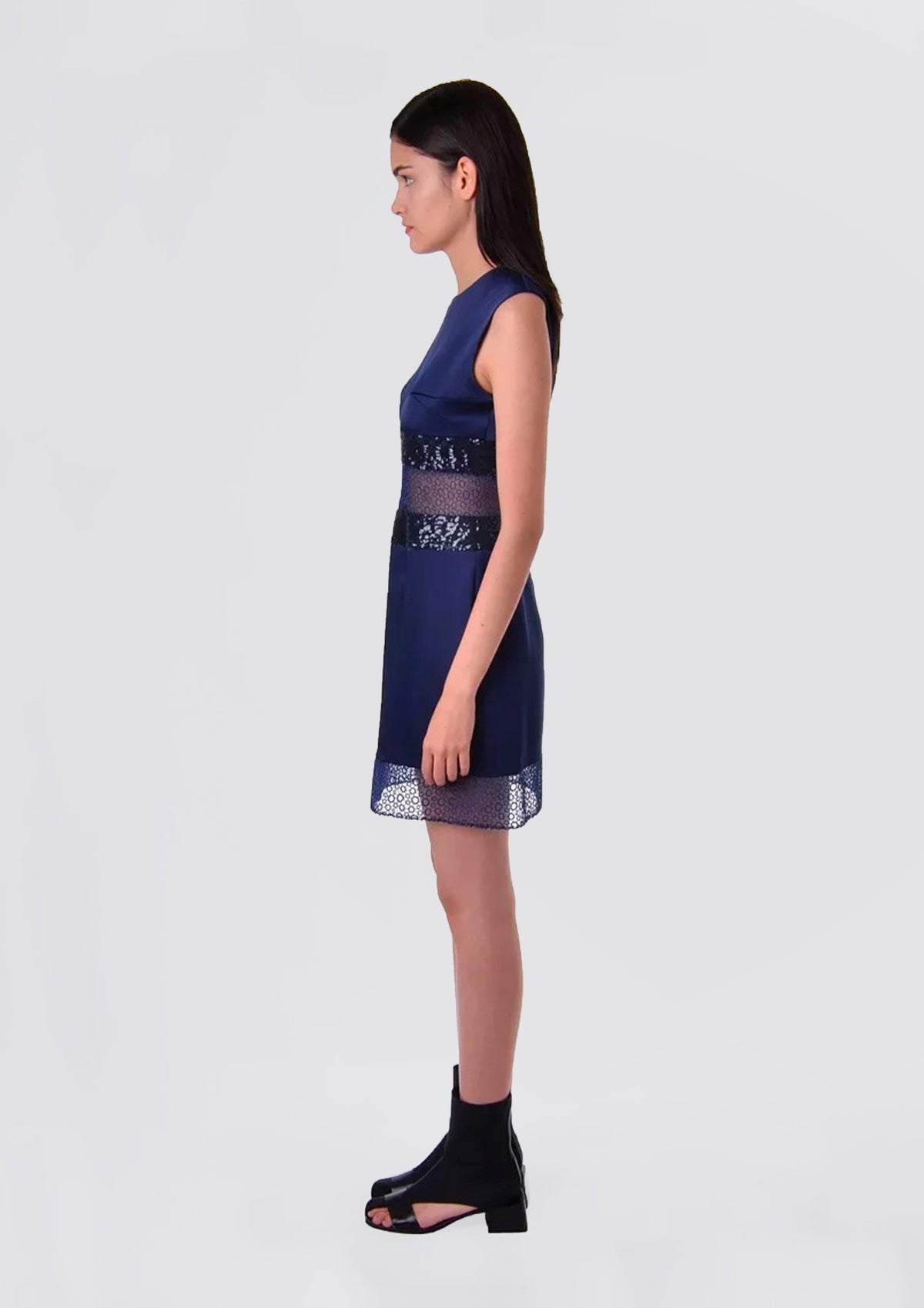VESTIDO DE FESTA COM VAZADOS DE GUIPIR