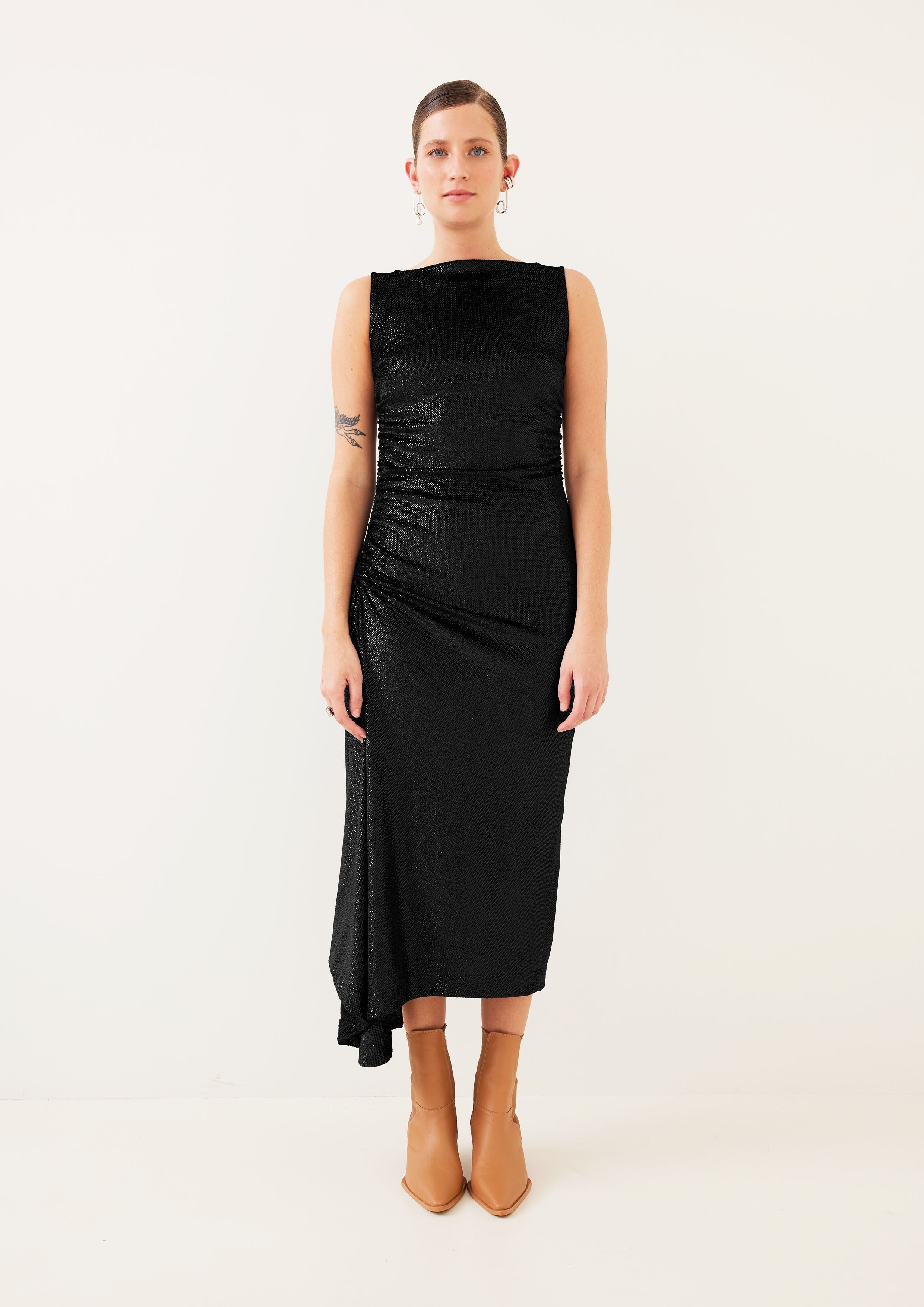 VESTIDO DECOTE ASSIMÉTRICO COM FRANZIDO