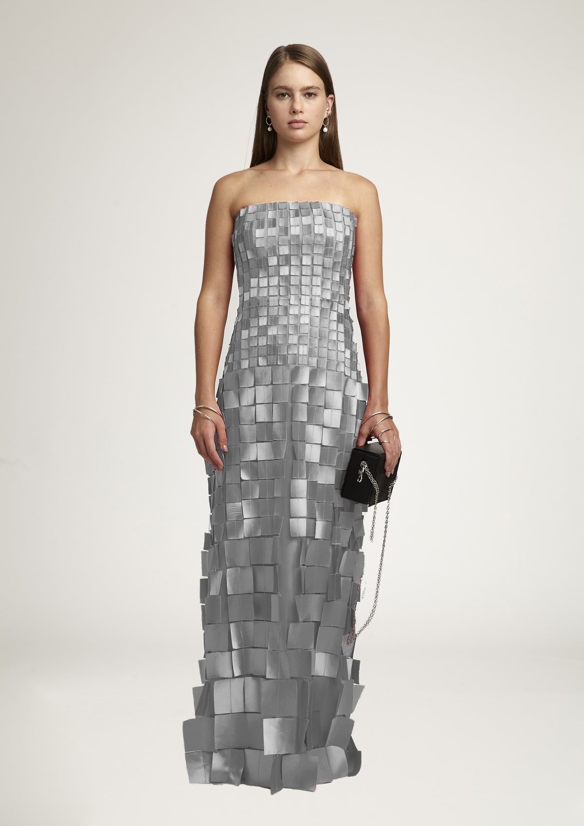 VESTIDO COM APLICAÇÕES EM QUADRADO