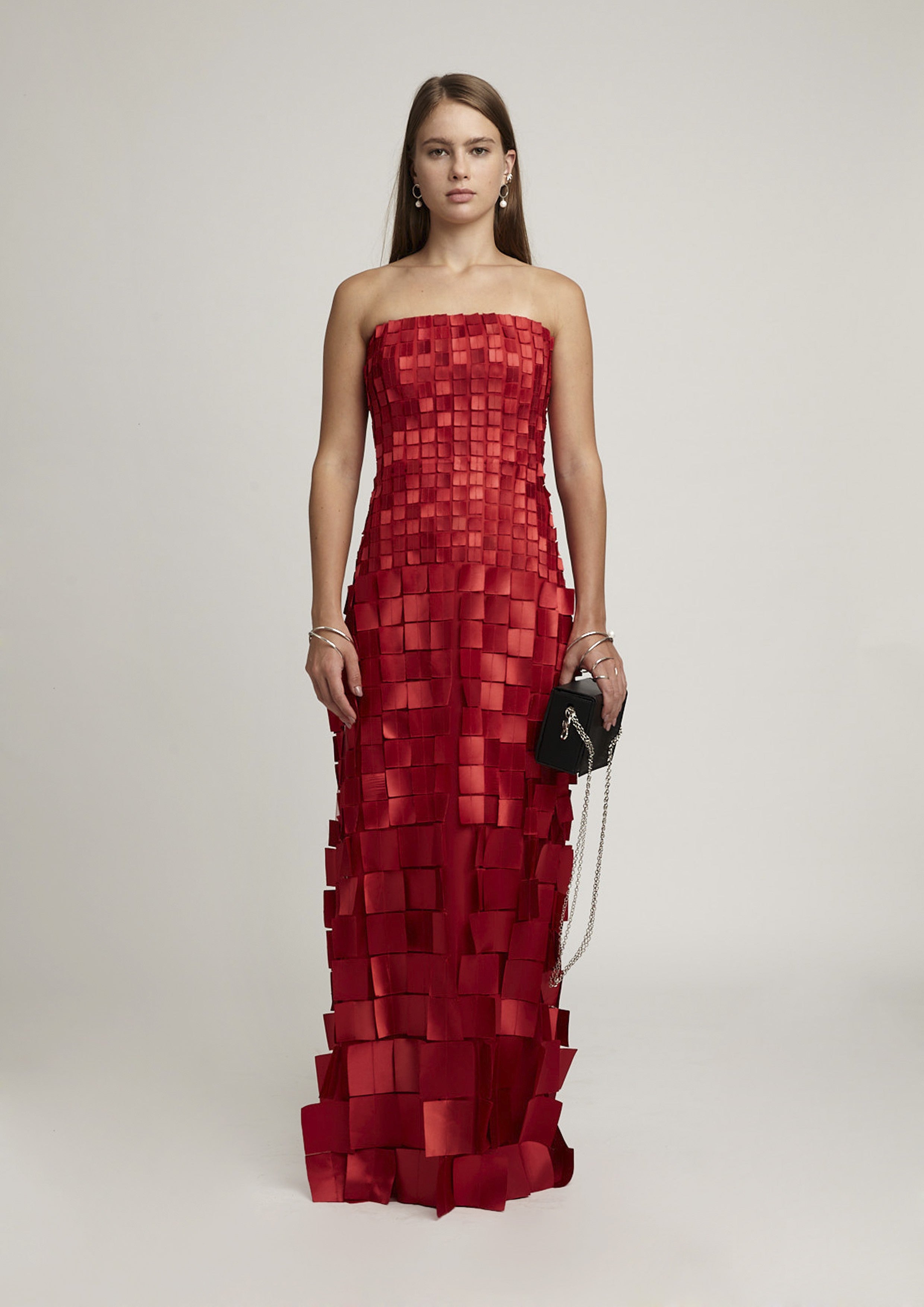 VESTIDO COM APLICAÇÕES EM QUADRADO