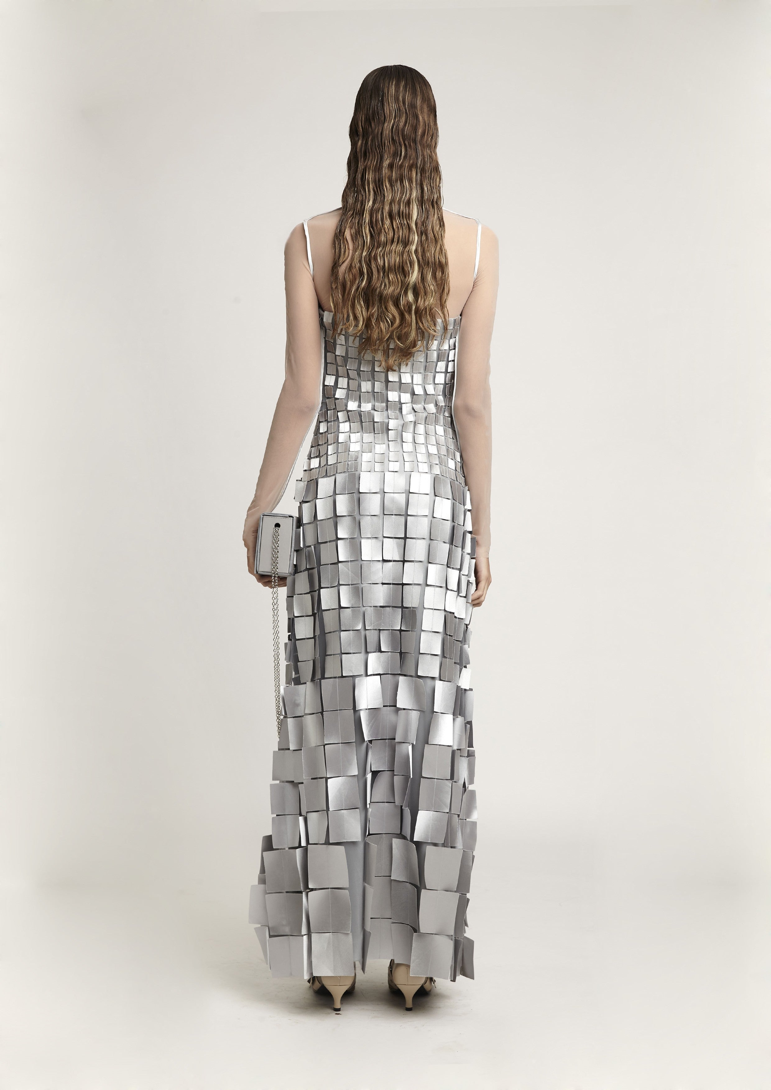 VESTIDO COM APLICAÇÕES EM QUADRADO