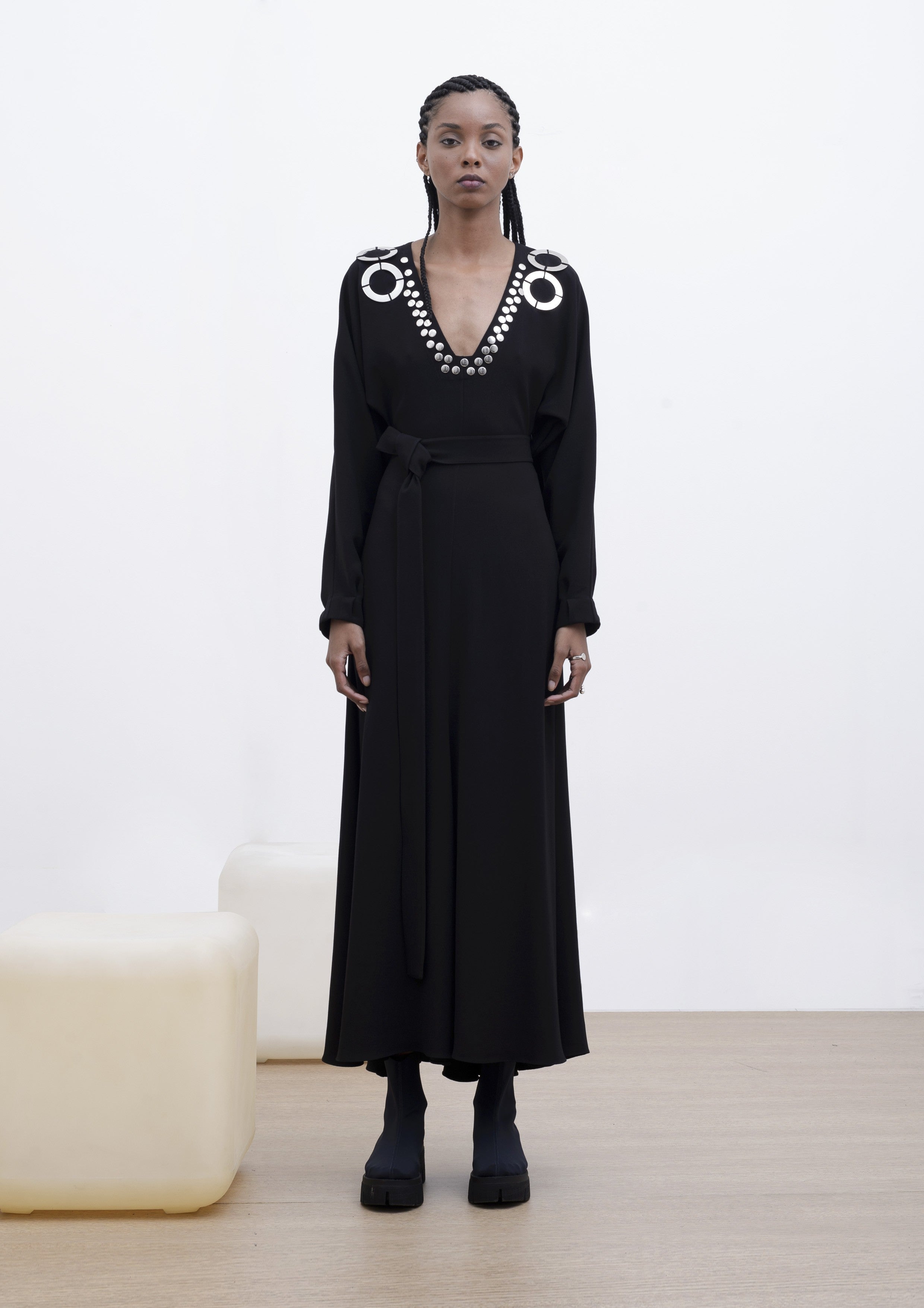 VESTIDO BORDADO DE CREPE