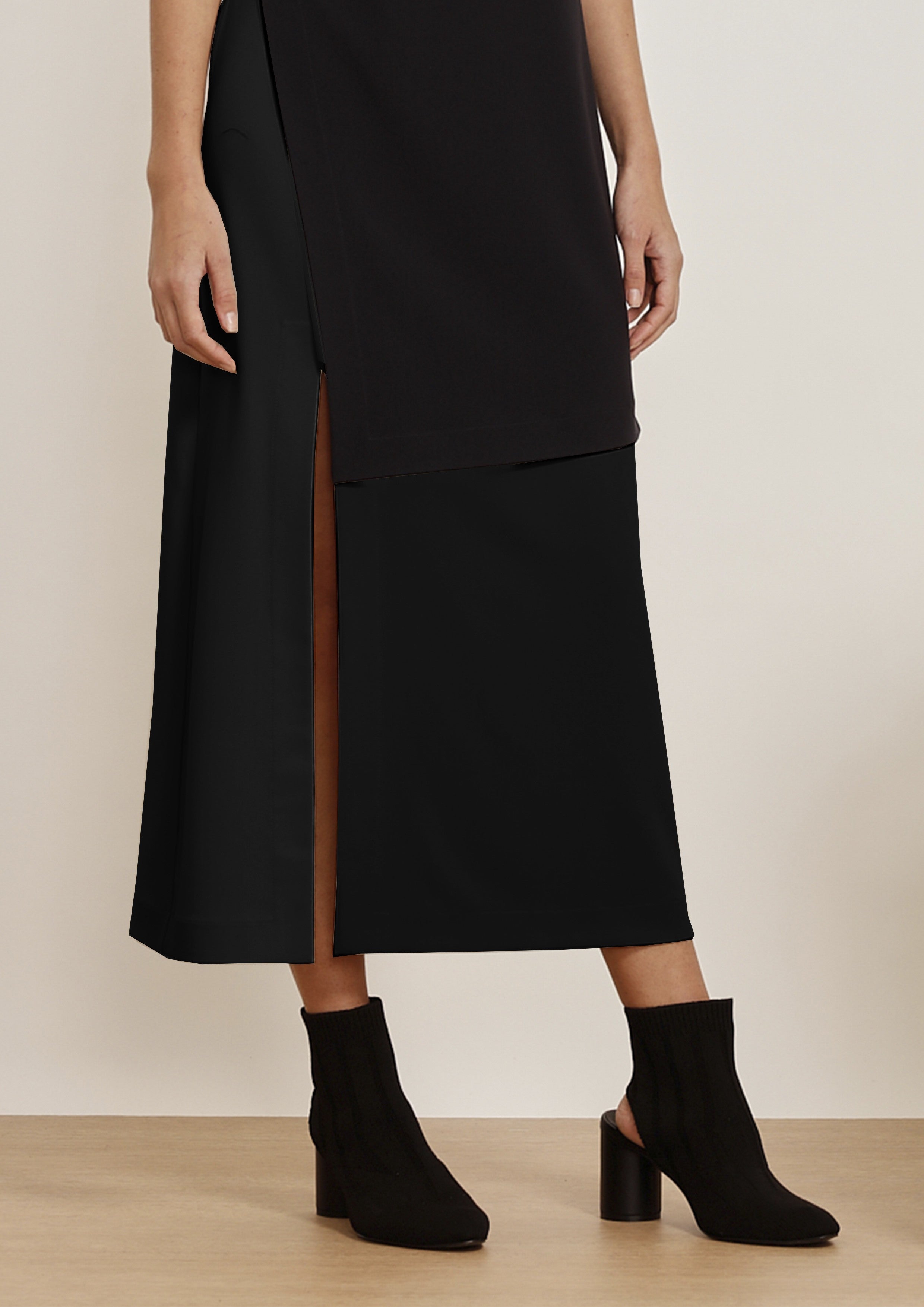 VESTIDO MIDI COM SAIA FENDIDA