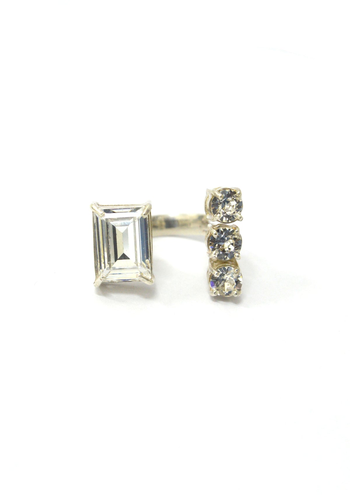 ANEL 3 DIAMANTES 1 BAGUETE