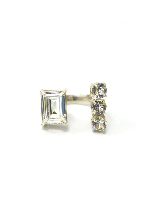 ANEL 3 DIAMANTES 1 BAGUETE