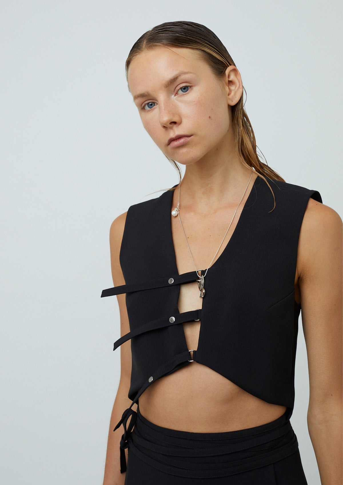 VESTIDO COM DECOTE ASSIMÉTRICO